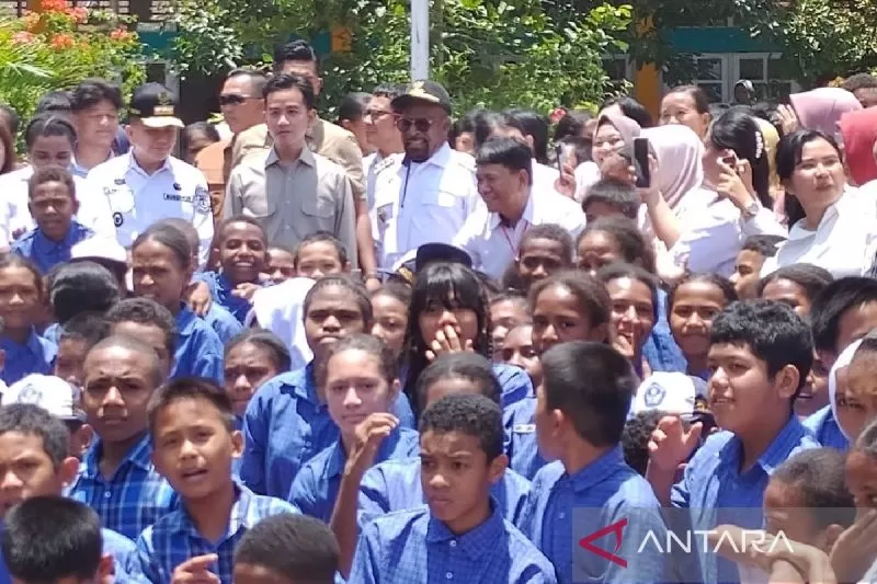 Wakil Presiden RI Gibran Rakabuming Raka saat berpose bersama anak SMP Negeri 2 Sentani, Kabupaten Jayapura, Papua, Rabu (17/9). ANTARA/Agustina Estevani Janggo