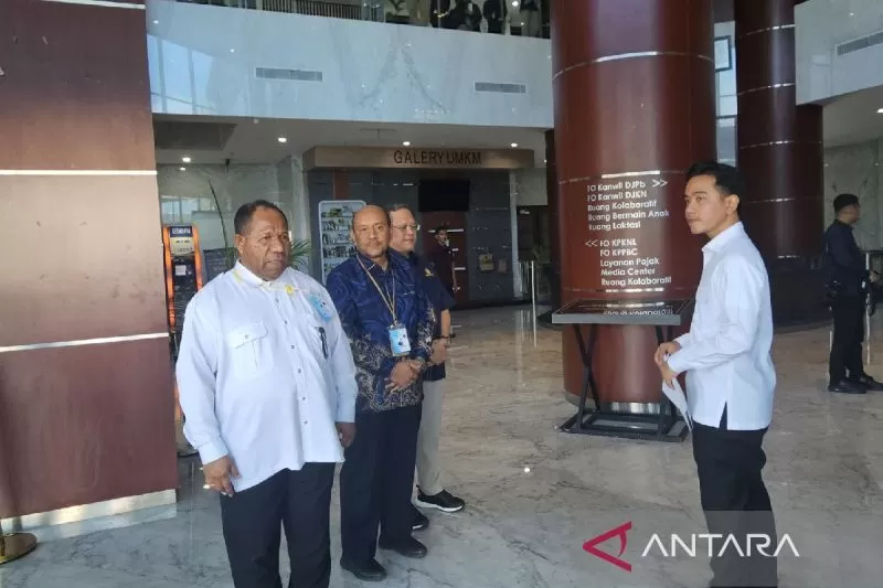 Wapres RI Gibran Rakabuming Raka saat tiba di Gedung Keuangan Papua guna melakukan kunjungan kerja ke Kantor BP3OKP Kota Jayapura, Papua, Rabu (17/9). (ANTARA/Qadri Pratiwi).