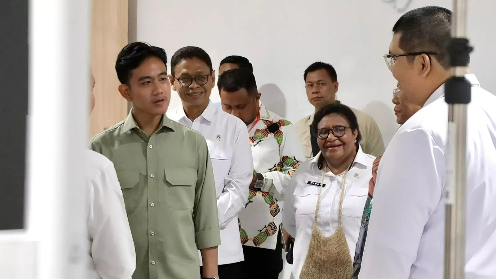 Wakil Presiden, Gibran Rakabumin, didampingi Wamendagri Ribka Haluk, dan Wamen ESDM, Yuliot Tanjung, saat meninjau RSUP Jayapura, Kamis 18 September 2025. (CEPOSONLINE.COM/GRATIANUS SILAS)