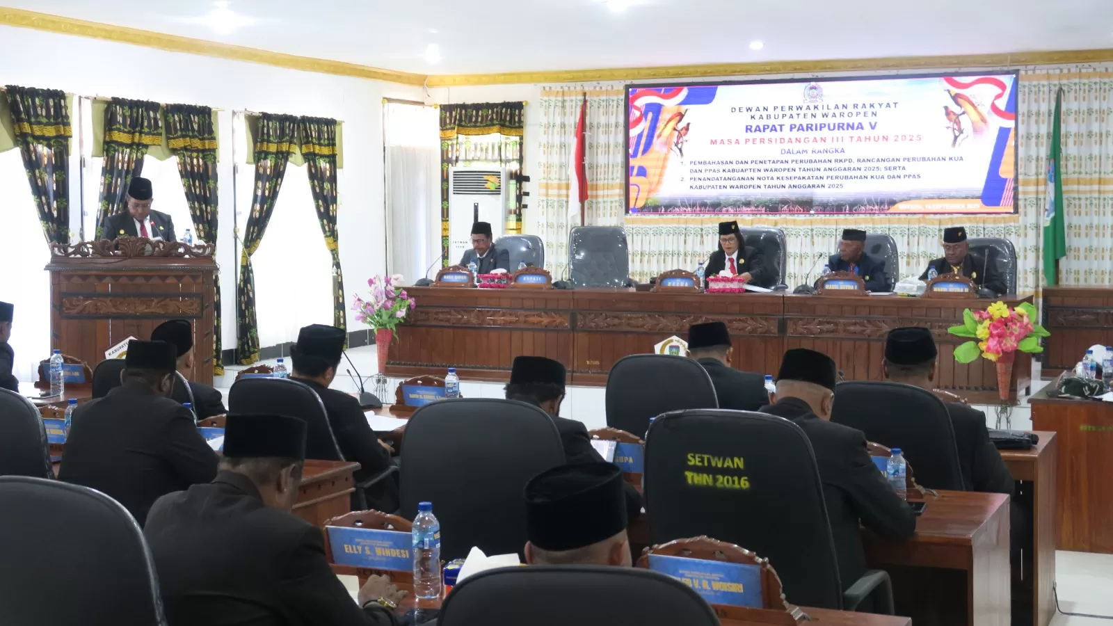 Bupati Waropen FX Mote, saat menyampaikan pidato pengantar KUA PPAS di Ruang Sidang DPRK Waropen. (CENDERAWASIH POS/ISMAIL)