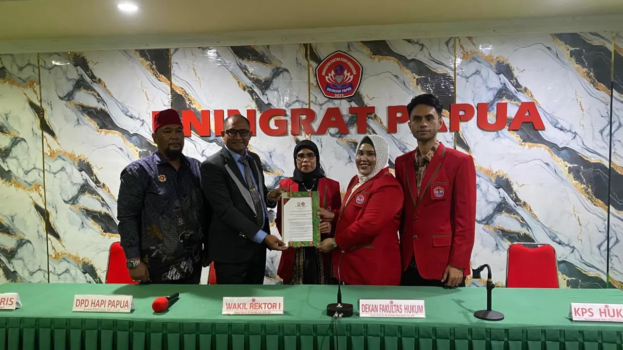 DPD-HAPI Papua dan Fakultas Hukum Uningrat Papua, foto bersama usai teken MoU dan MoA di lantai ll kampus tersebut, Jumat (19/9/2025). (Ceposonline.com/Jimi)