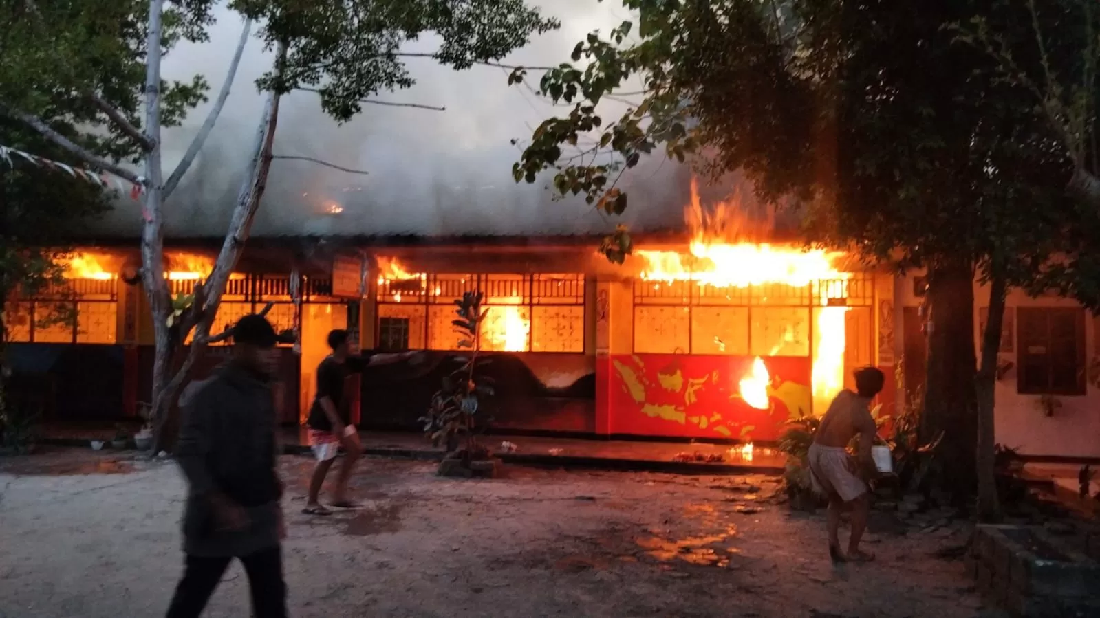 Nampak api yang menghanguskan 5 ruangan SD Inpres Kampung Baru Abepura. (CEPOSONLINE.COM/HUMAS POLRESTA).