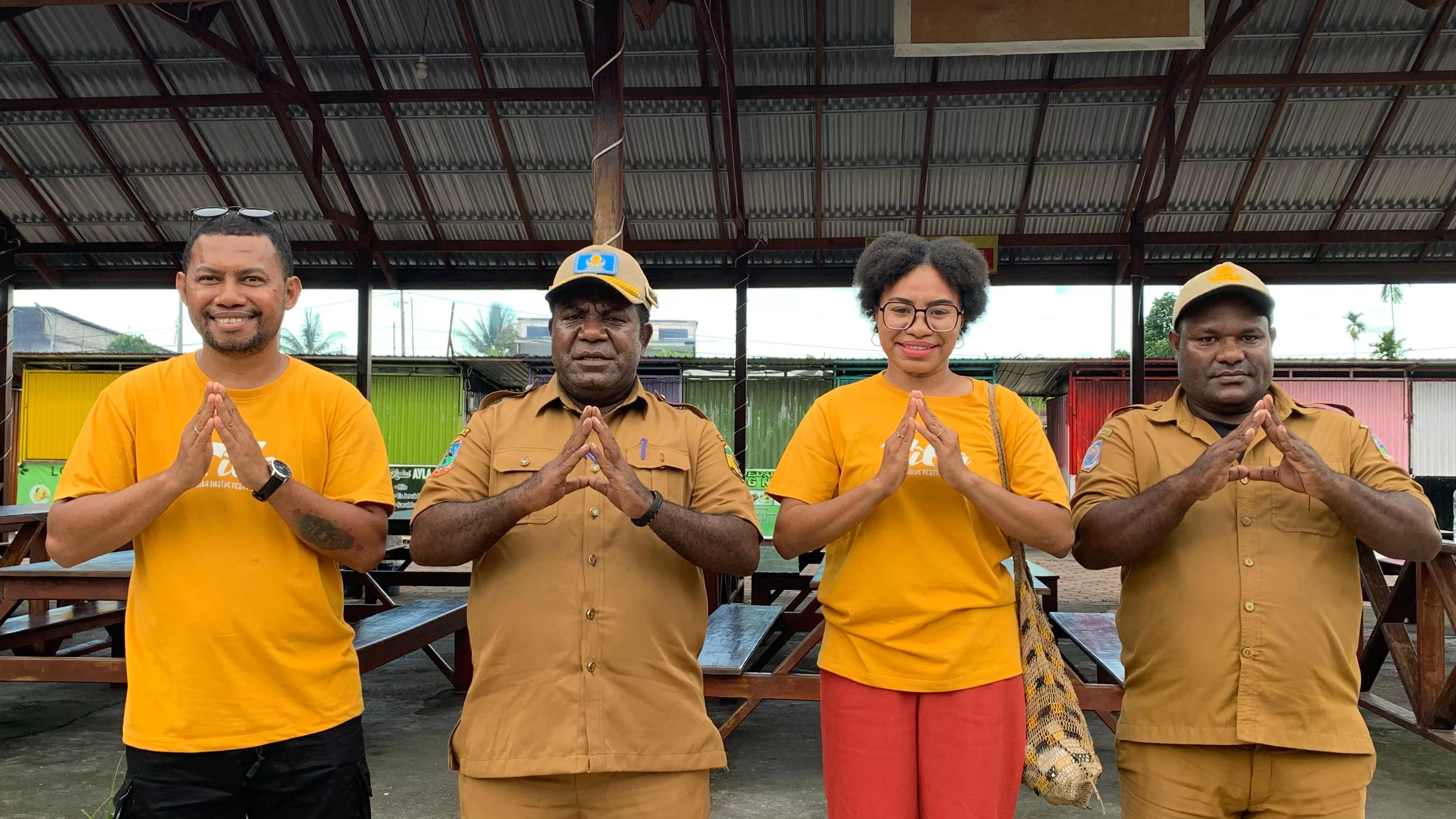 Dari kiri, Fournder Tifa Creative, Alfo Smith, Kepala Dinas Koperasi dan UKM Kabupaten Mimika, Samuel Yogi, Ketua Umum TIFA Creative, Dina Merani dan Staf Dinas Koperasi, Selasa (23/9/2025) ( Cenderawasih Pos/Moh. Wahyu Welerubun)