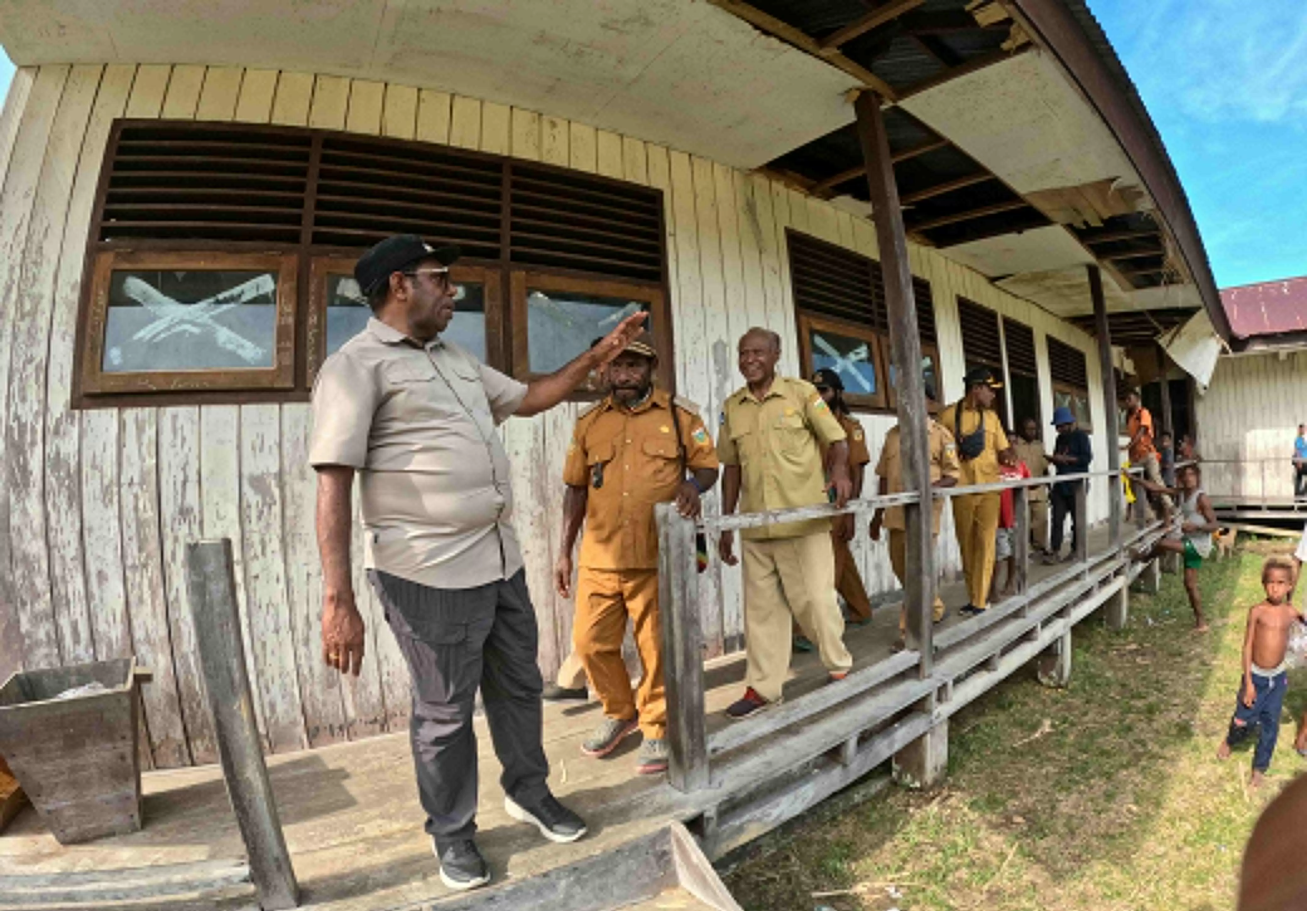 Bupati Keerom, Piter Gusbager saat meninjau bangunan sekolah SDN Bias, Distrik Towe, Rabu (17/9/2025). (CEPOSONLINE.COM/ERIANTO).