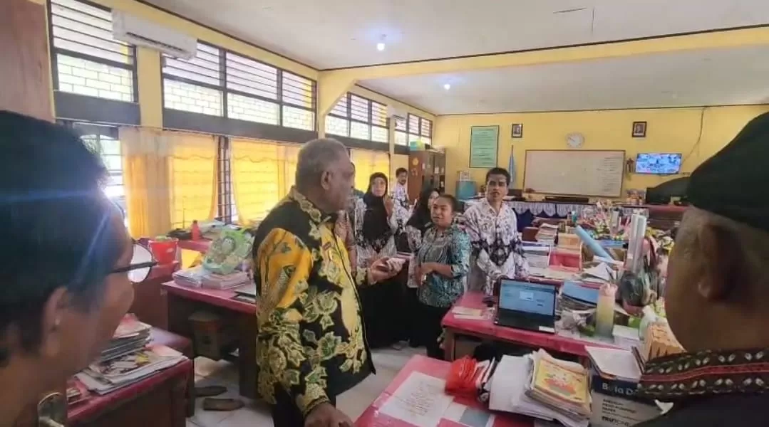 Wali Kota Jayapura, Abisai Rollo saat sidak di SMPN 8 Kota Jayapura, Kamis (25/9/2025). (Ceposonline.com/Takim).