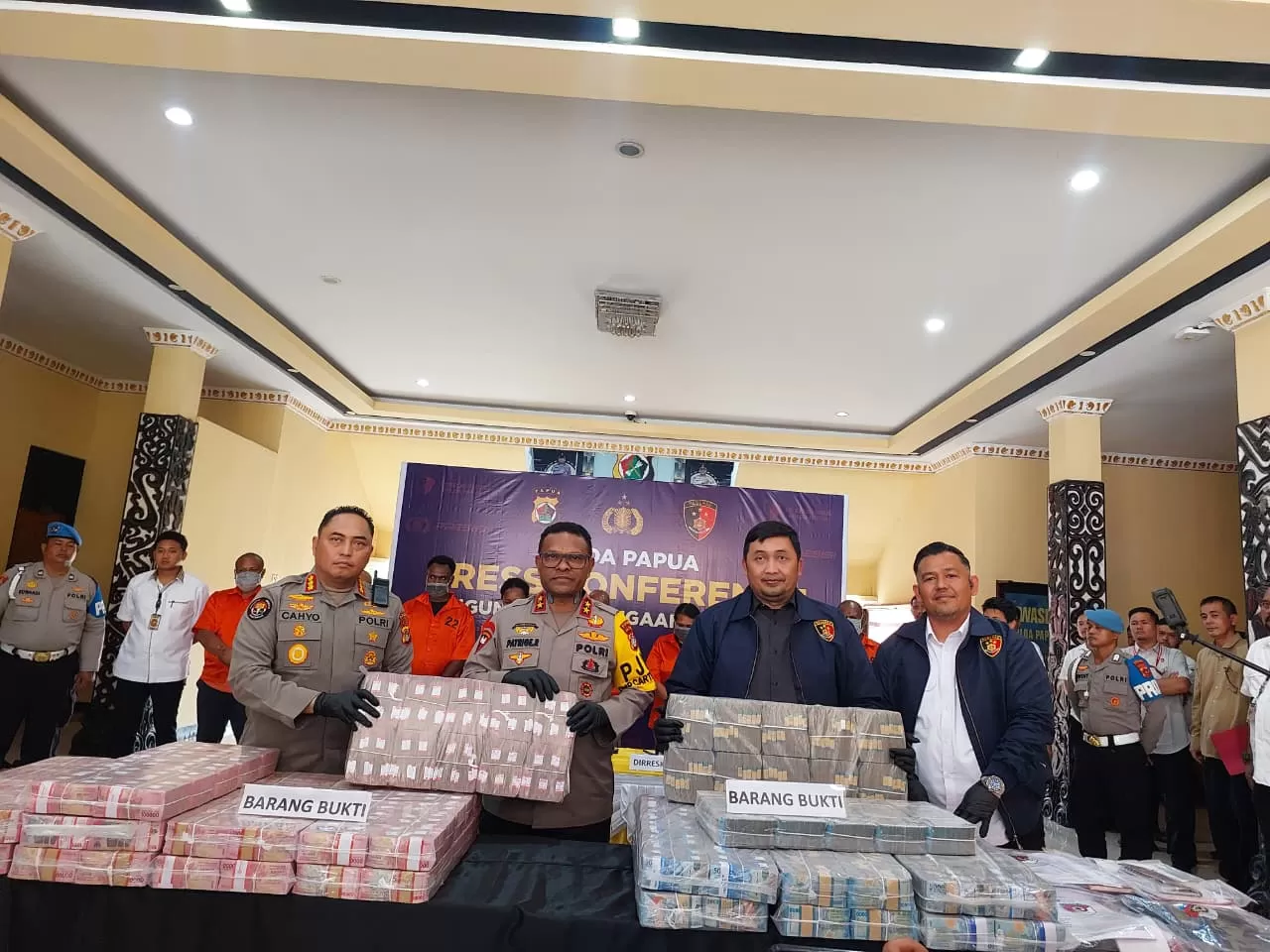 Polda Papua saat jumpa pers kasus tindak pidana korupsi, di Mapolda Papua, Kamis (25/9/2025). (CEPOSONLINE.COM/KAREL)