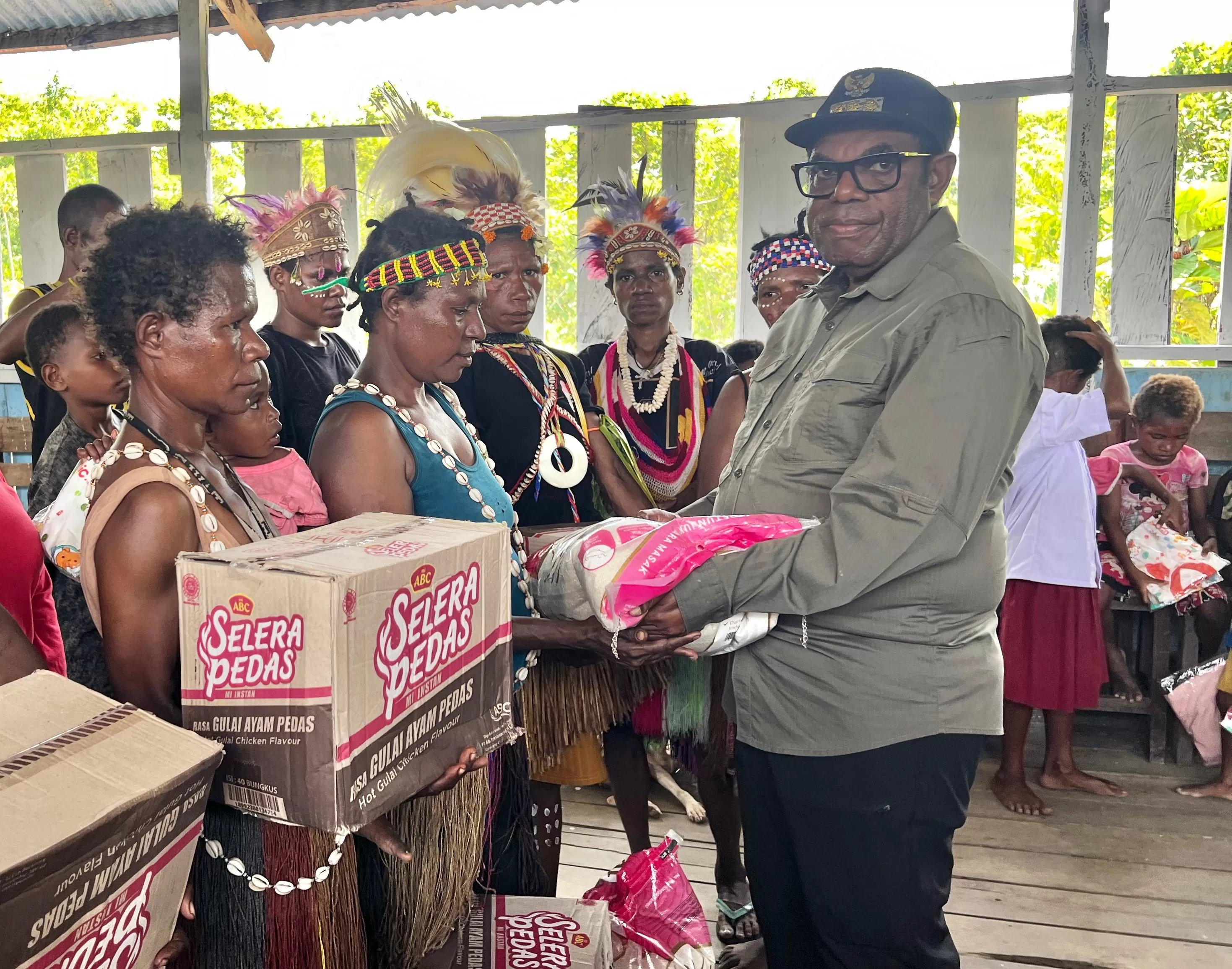 Bupati Keerom, Piter Gusbager saat menyerahkan bantuan sembako kepada masyarakat di Kampung Towe Hitam, Jumat (19/9/2025). (CEPOSONLINE.COM/ERIANTO)