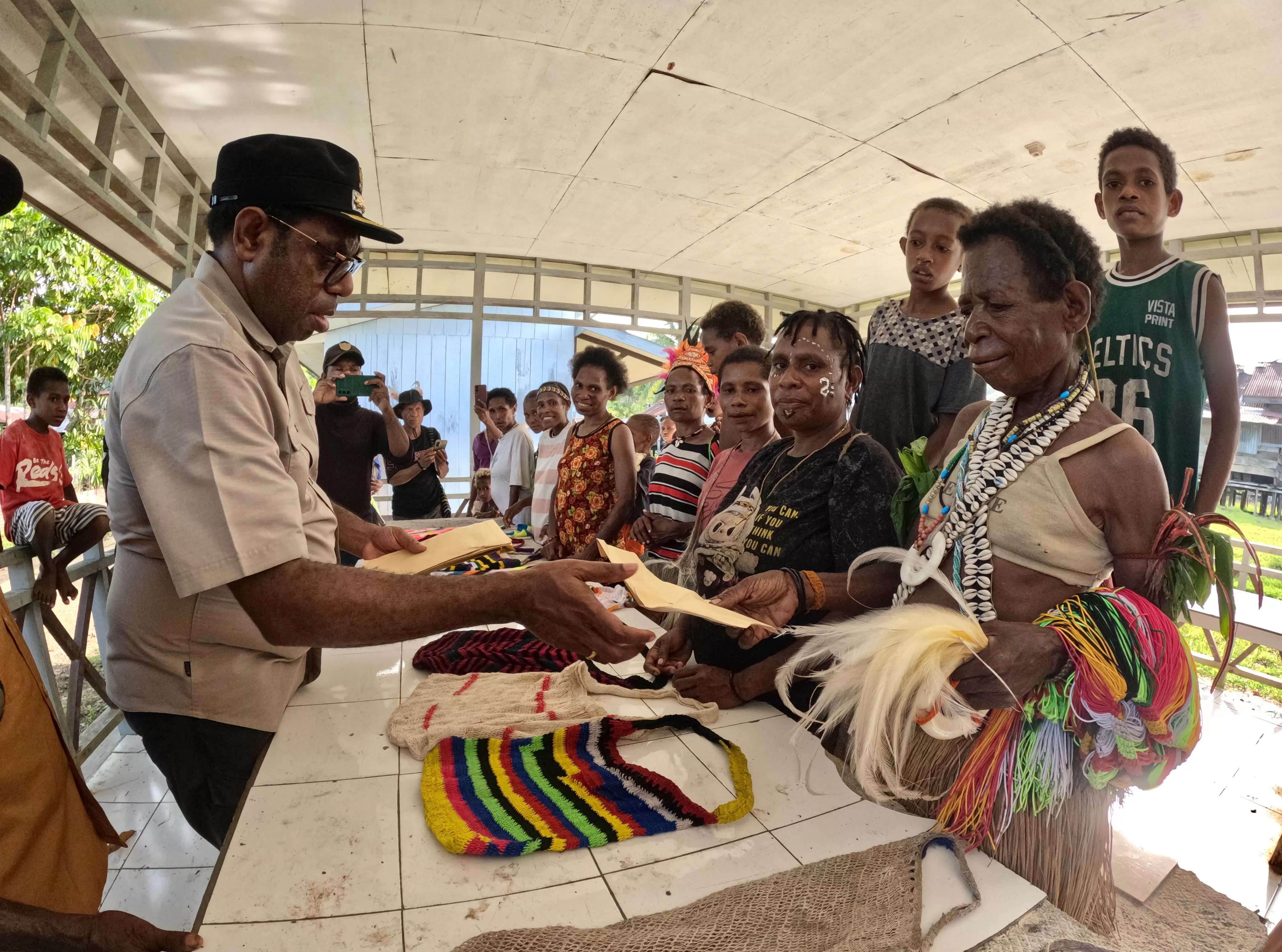 Bupati Keerom, Piter Gusbager saat menyerahkan bantuan modal UMKM kepada mama-mama Papua di pasar Kampung Bias, Distrik Towe, Rabu (17/9/2025). (CEPOSONLINE.COM/ERIANTO)