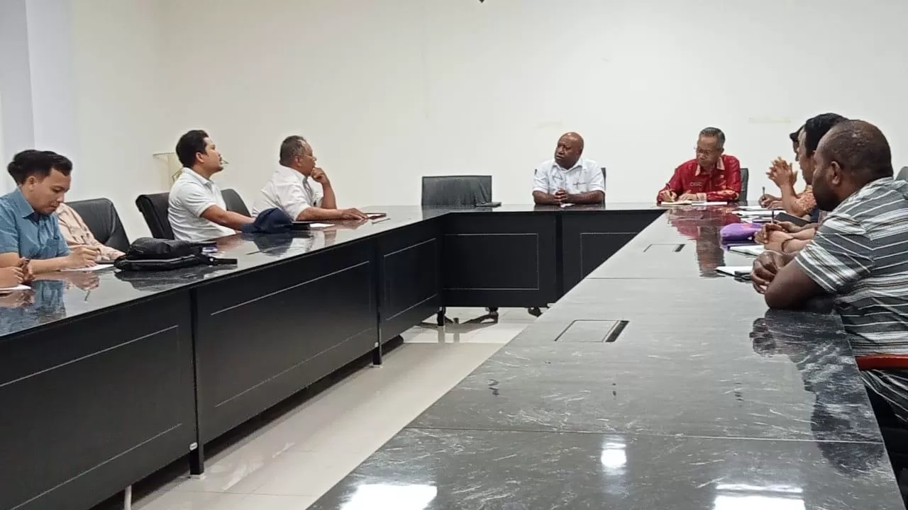 Wakil Bupati Jayawijaya, Ronny Elopere didampingi Asisten I Setda Jayawijaya saat melakukan rapat dengan dinas perizinan dan sejumlah pengusaha galian C dan AMP di Kantor Bupati Jayawijaya (25/9/2025) (CEPOSONLINE.COM/DENI)