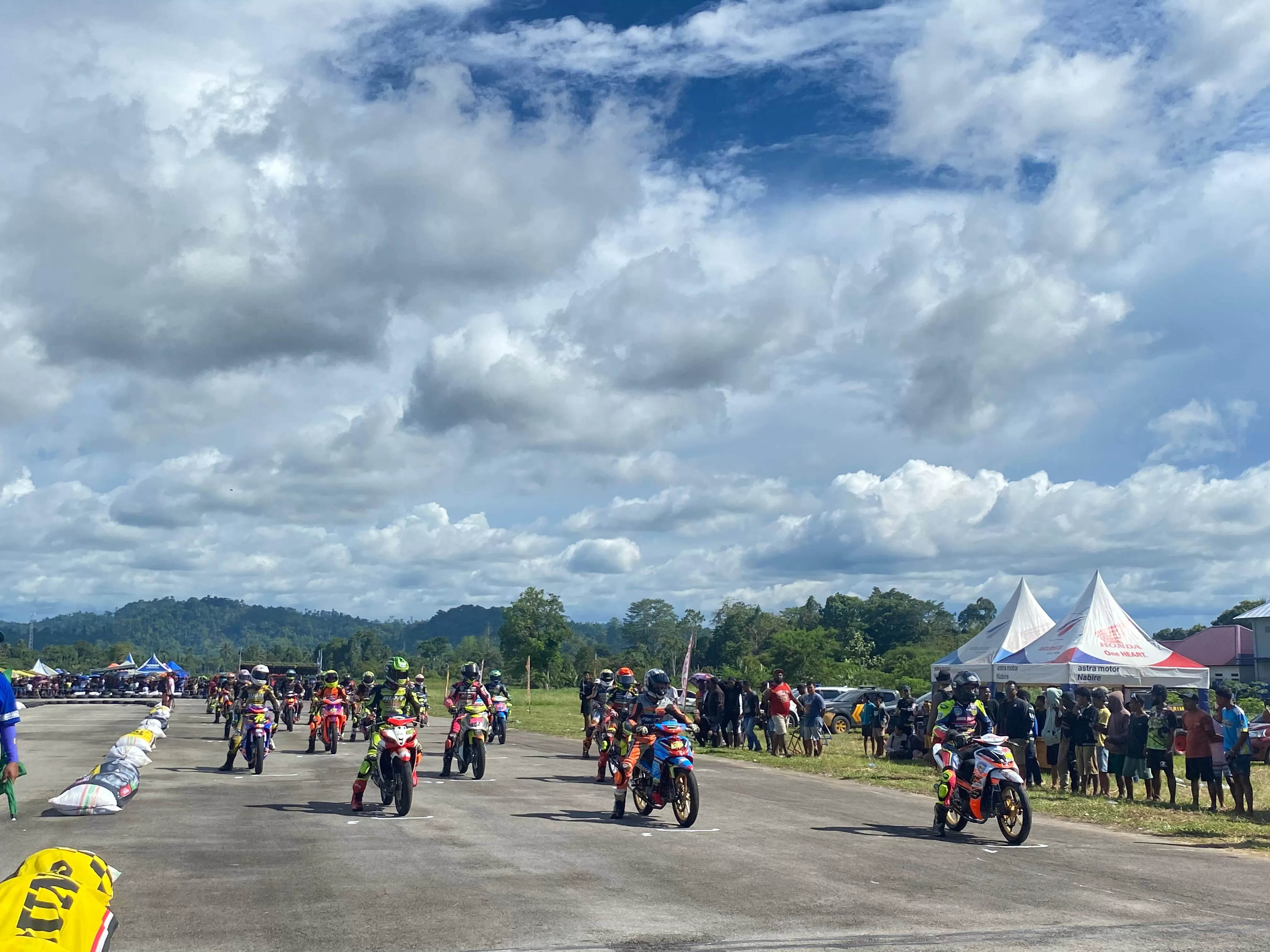 Para peserta yang bersiap mengikuti lomba kejurnas motoprix seri 2 Region E Papua Tengah. (CEPOSONLINE.COM/THERESIA F. TEKEGE)