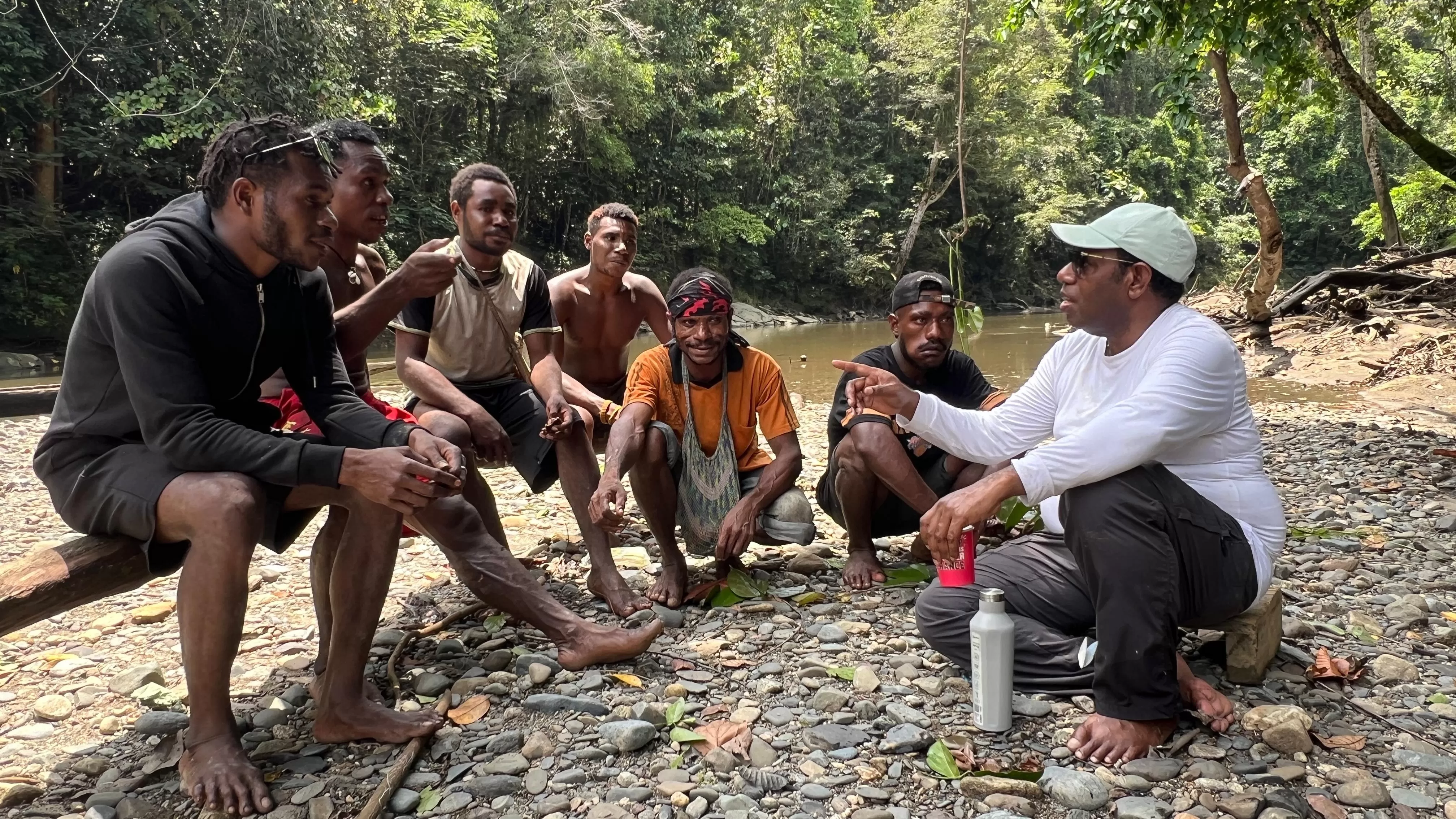 Bupati Keerom, Piter Gusbager saat berbincang dengan warga di pingir sungai Bias pekan lalu. (CEPOSONLINE.COM/ERIANTO).