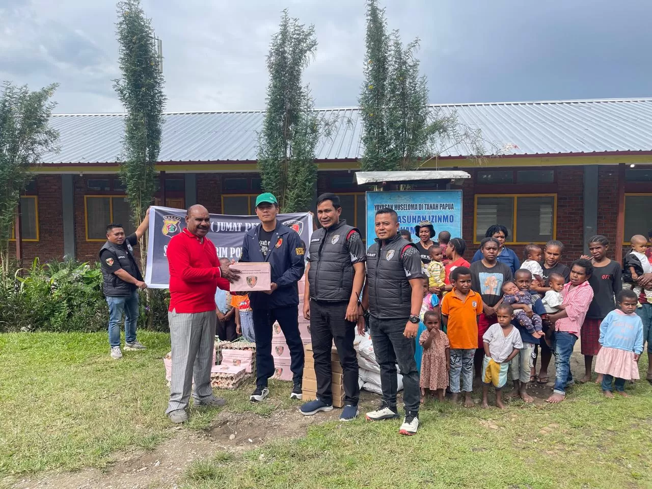 Kasat Reskrim Polres Jayawijaya AKP Aditya Sugarda Trenggono saat menyerahkan bantuan bahan makanan kepada Kepala Panti Asuhan Izinmo Linus Yakobus Wuka,Jumat (26/9/2025). (Ceposonline.com/Deni Tonjau