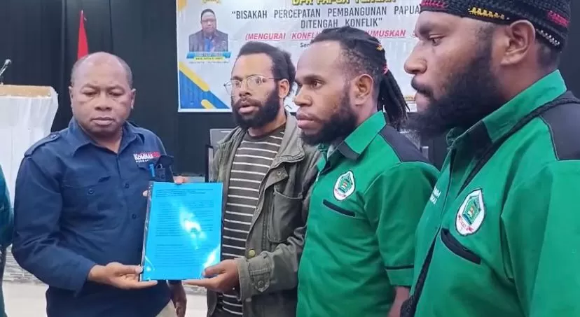 Tim Investigasi bersama Mahasiswa Puncak saat menyerahkan aspirasi kepada Komnas HAM perwakilan Papua di Nabire, Senin (29/9/2025). (CEPOSONLINE.COM/THERESIA F. TEKEGE).