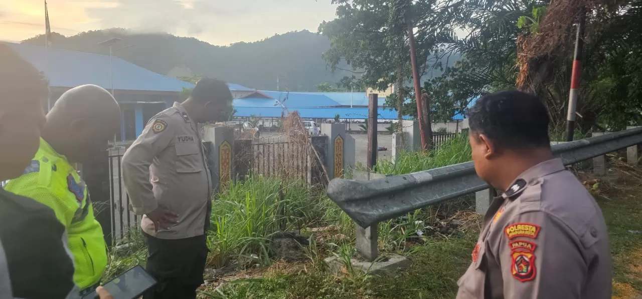 Polisi mengecek lokasi laka maut di Waena, Distrik Heram, Senin (29/9). (ISTIMEWA)