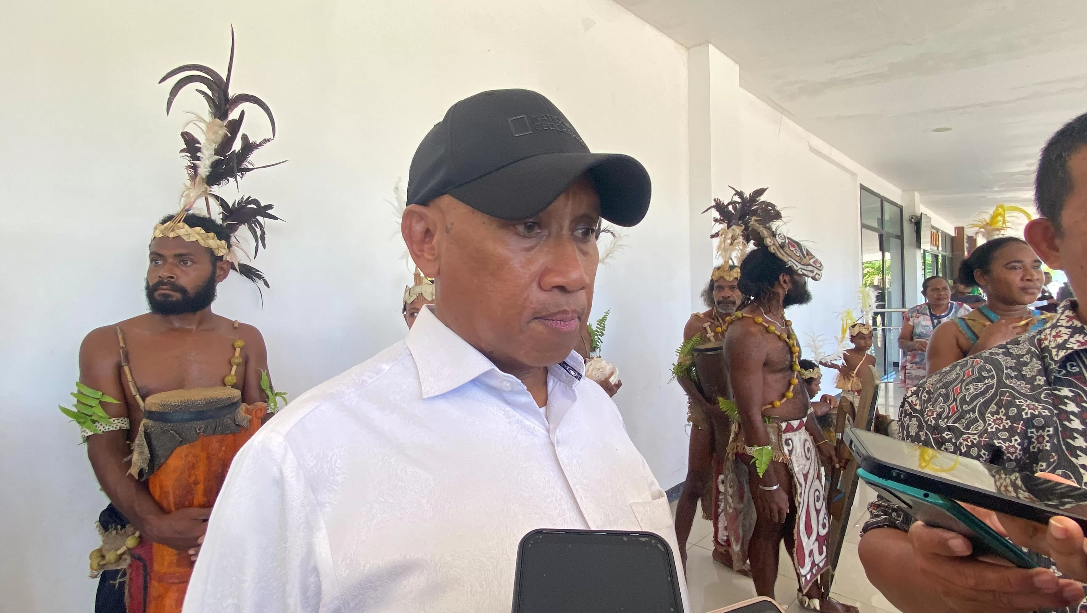 Bupati Biak Numfor, Markus Mansnembra, saat diwawacara perihal penerbangan internasional di Biak. (CENDERAWASIH POS/ISMAIL)