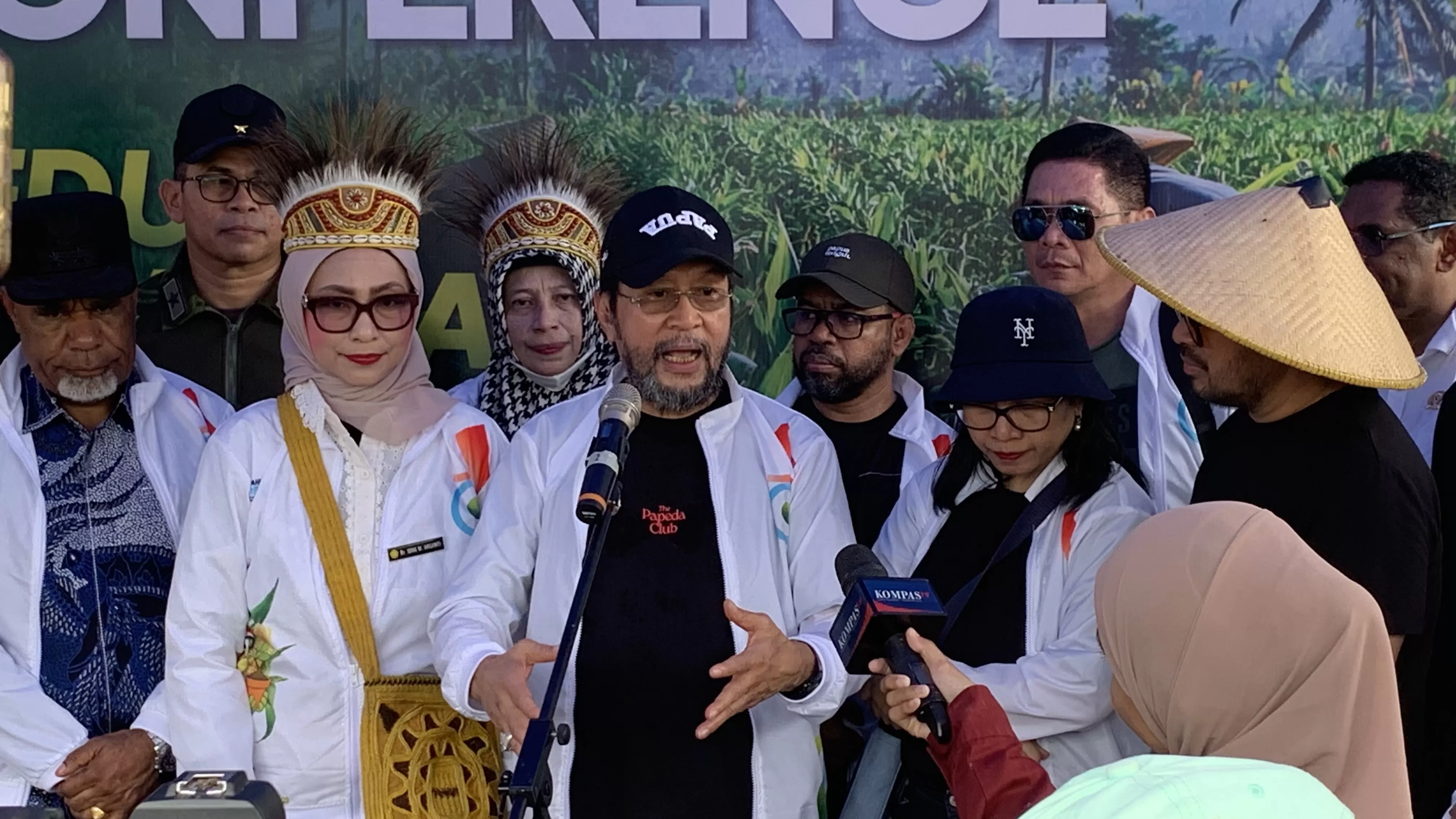 Wakil ketua DPD RI dalam konferensi pers didampingi sejumlah Anggota DPD RI Sub Wilayah Timur. (Foto: Cenderawasih Pos/Moh. Wahyu Welerubun).