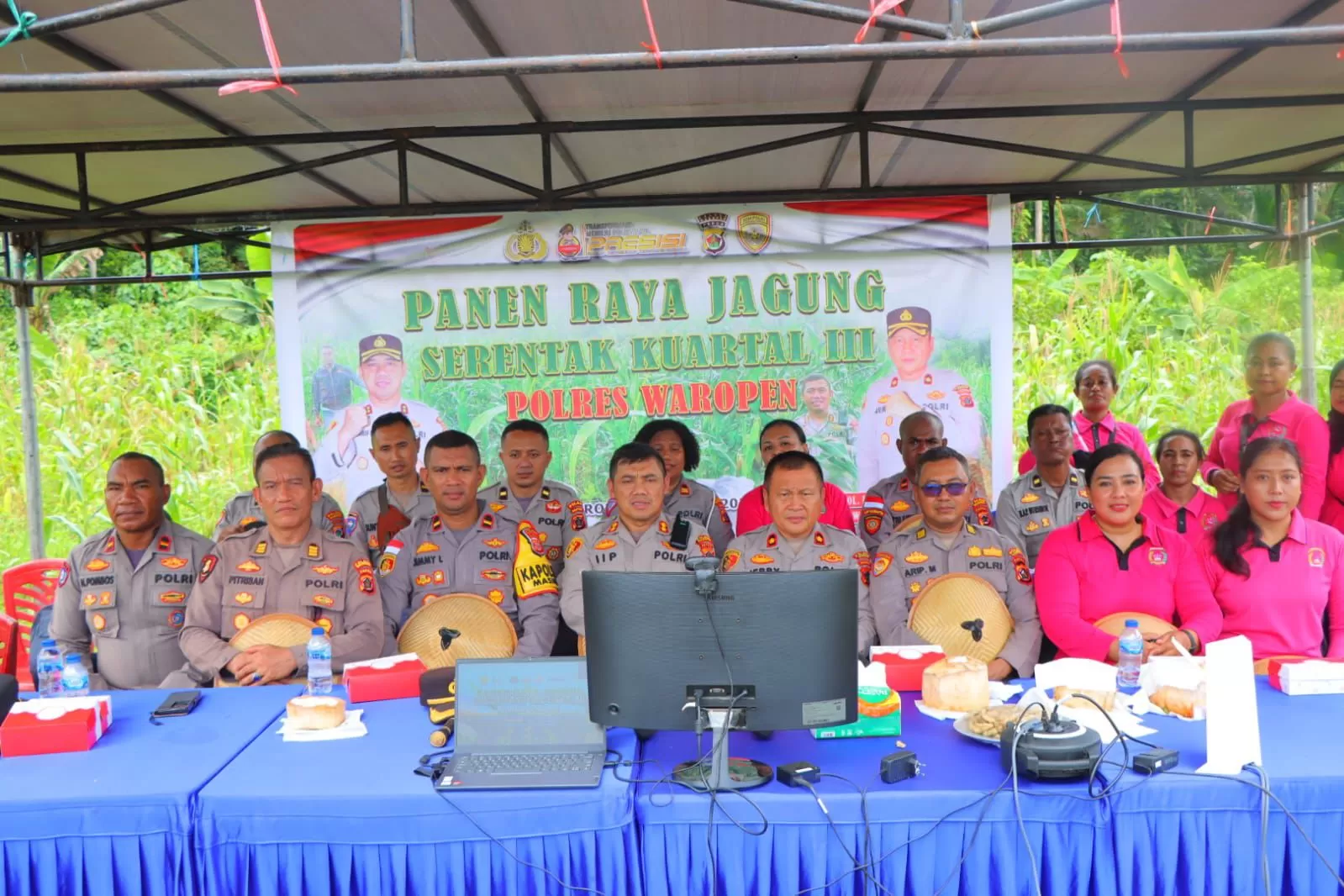 Kapolres Waropen bersama jajaran dan Unsur Bhayangkari saat memanen jagung di Kampung Obutay, Distrik Masirei, Sabtu (27/9). 