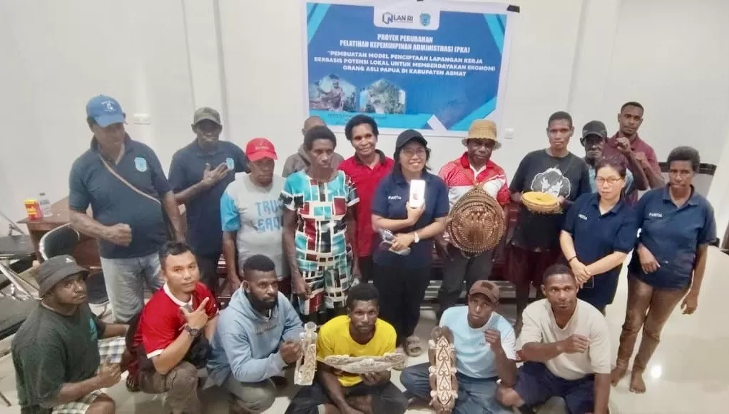 Kepala Bidang Tenaga Kerja, Dinas Perindustrian, Perdagangan, Koperasi, UKM, dan Tenaga Kerja Kabupaten Asmat, Martini Rasyid bersama timnya saat menggelar pertemuan. (Dok pribadi)