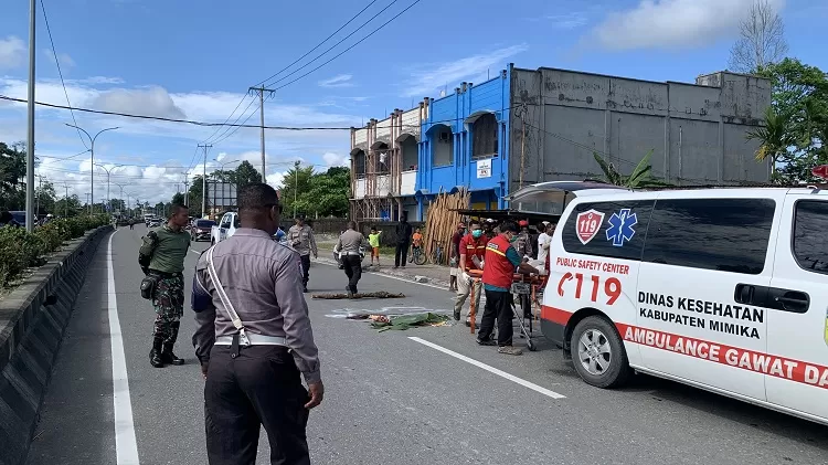 Jenazah laka tunggal saat dimasukkan ke dalam mobil ambulans untuk dilarikan ke RSMM. (Foto: Cenderawasih Pos/Moh. Wahyu Welerubun).