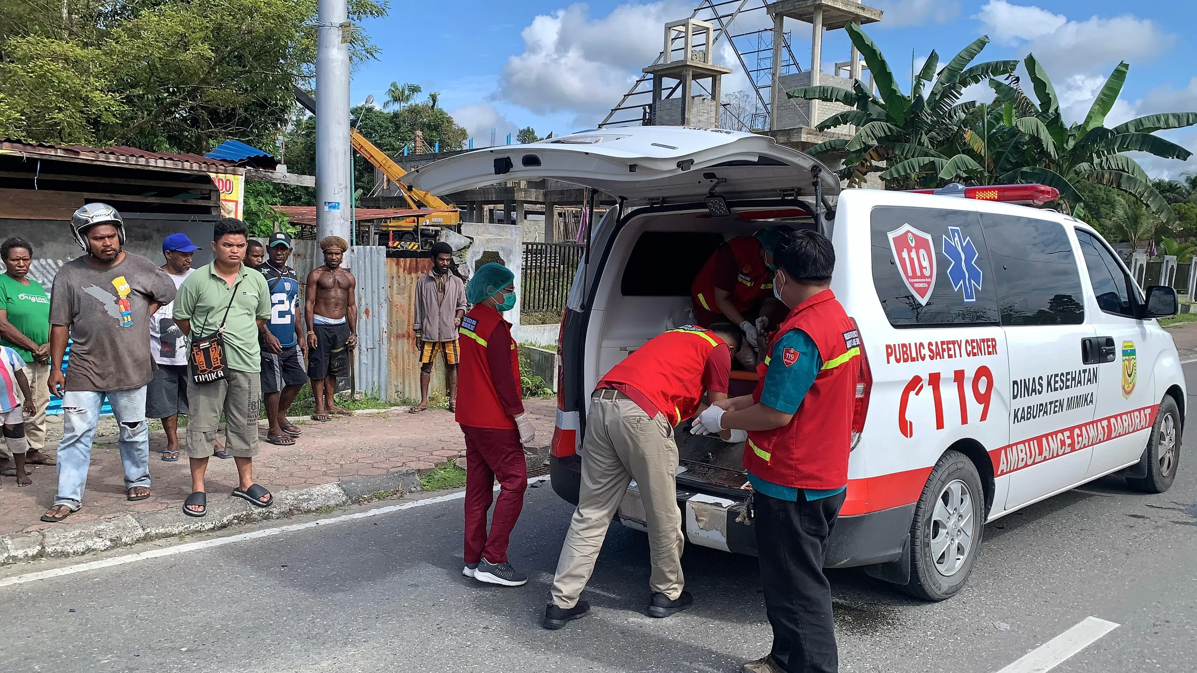 Mobil ambulans PAC 119 saat hendak mengevakuasi jenazah korban kecelakaan dari lokasi menuju ke Rumah Sakit Mitra Masyarakat. (Foto: Cenderawasih Pos/Moh. Wahyu Welerubun).