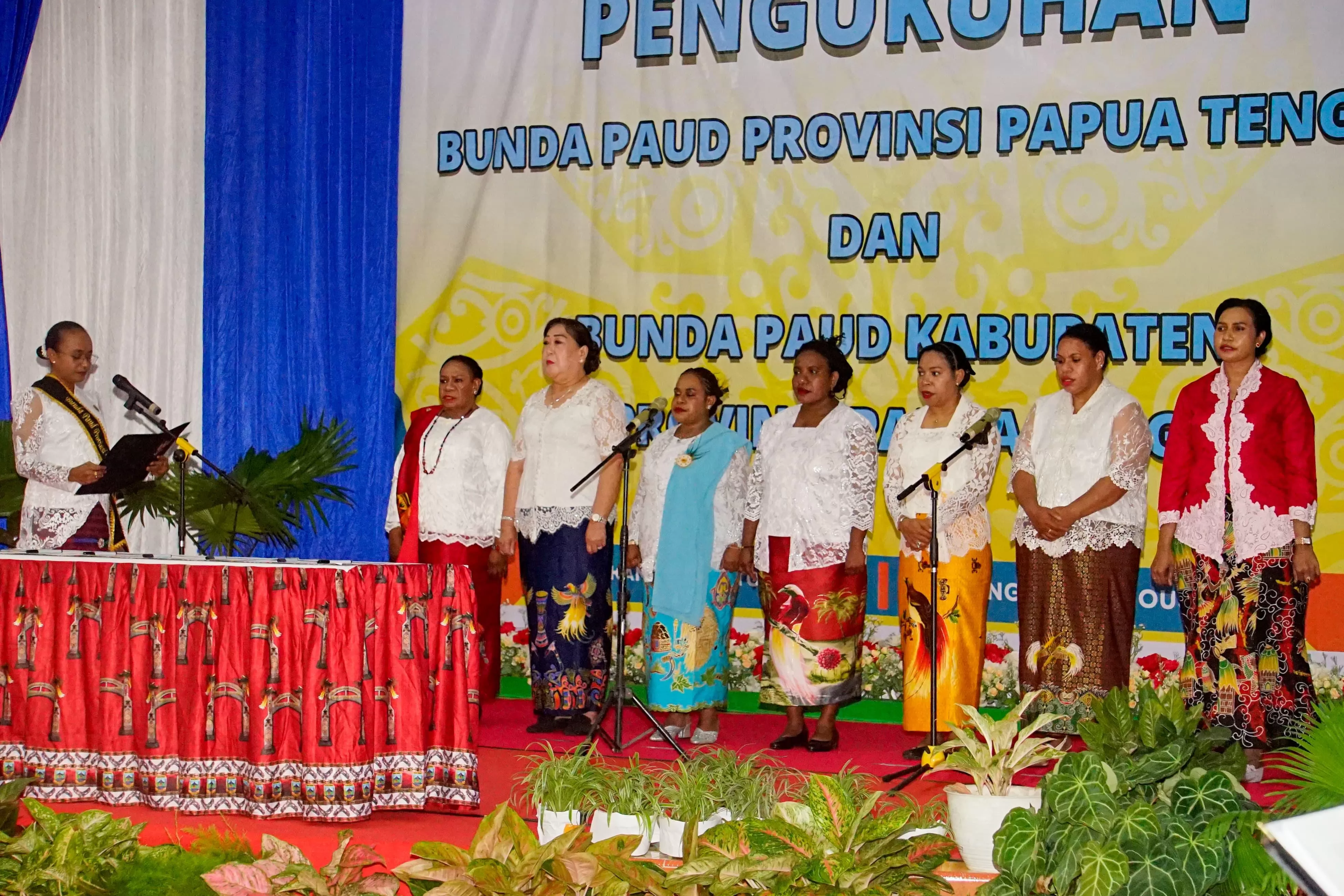 Bunda PAUD Papua Tengah, Ny. Nurhaidah Meki Nawipa saat mengukuhkan Bunda PAUD delapan Kabupaten se-Papua Tengah, di Guest House Nabire, Kamis (2/10/2025). (CEPOSONLINE.COM/HUMAS PEMPROV).