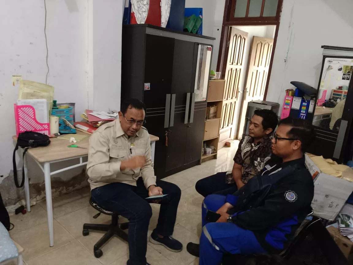 Ketua Komisi II DPRP Papua Selatan Yulians Charles Gomar saat mendatangi Kantor Perwakilan Susi Air di Merauke, Kamis (2/10/2025). (Ceposonline.com/Sulo).