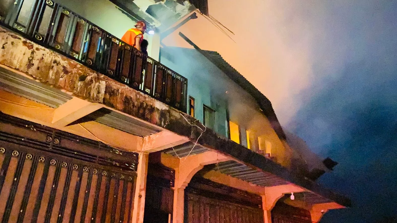 Potret kobaran api yang membakar lantai dua bangunan di Jalan Bougenville Timika, Kamis dini hari, (2/10/2025). (BPBD Kabupaten Mimika).