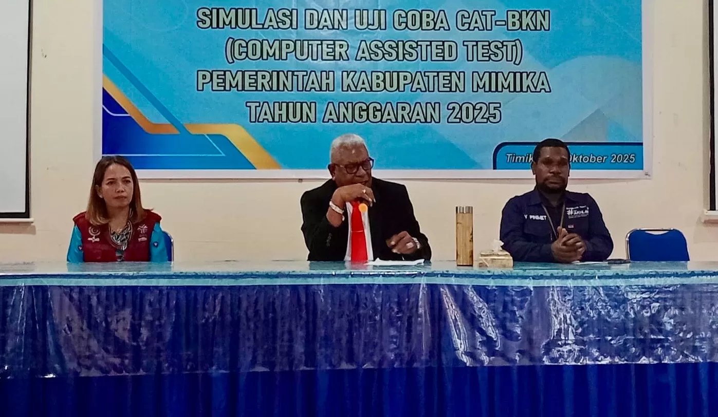 Bupati Mimika, Johannes Rettob menyampaikan sambutannya pada pembukaan Simulasi dan Uji Coba CAT-BKN yang diikuti oleh anak-anak Amungme dan Kamoro di SMPN2 Mimika, Rabu (1/10/2025), (Dok Kanreg BKN).