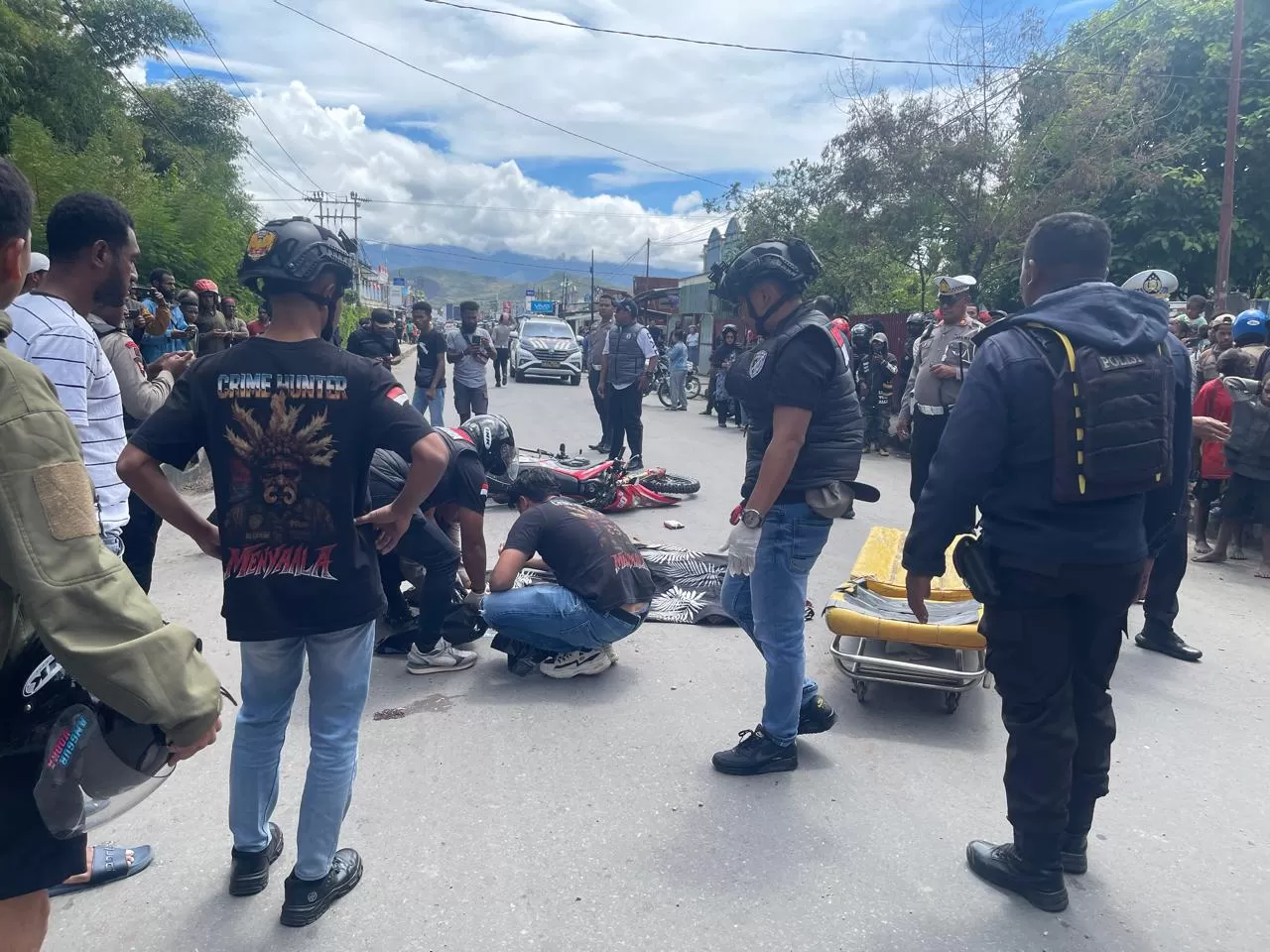 Anggota Polres Jayawijaya saat mengevakuasi jenazah Bripda Andi Aufan yang mengalami kecelakaan di Jalan Irian Wamena, Kamis (2/10/2025).(Ceposonline.com/Deni)