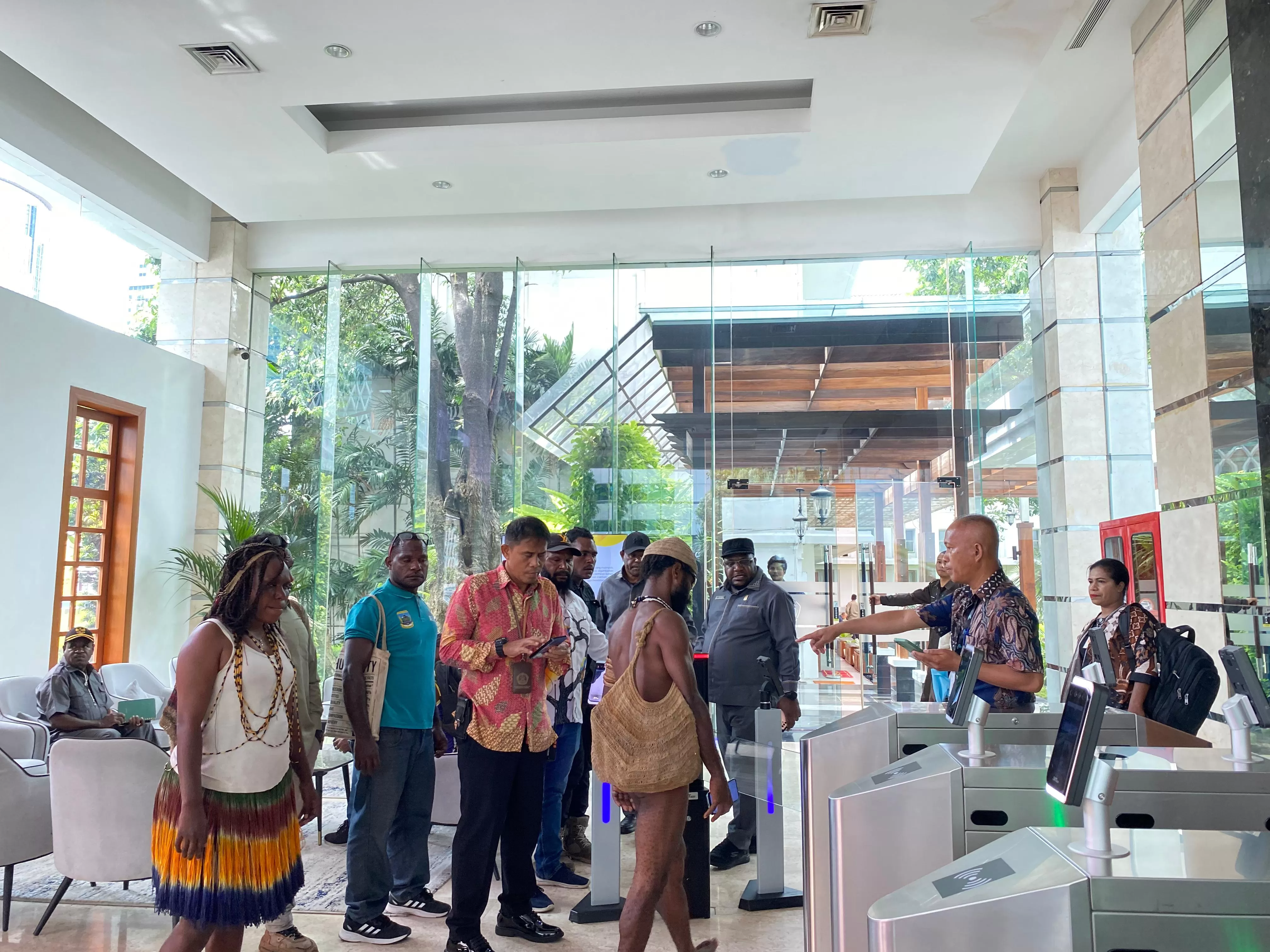 Tim Advokasi Blok Wabu DPR PT saat hendak memasuki ruang pertemuan dengan Menteri ESDM RI, Kamis (2/10/2025).(CEPOSONLINE.COM/THERESIA F. TEKEGE).