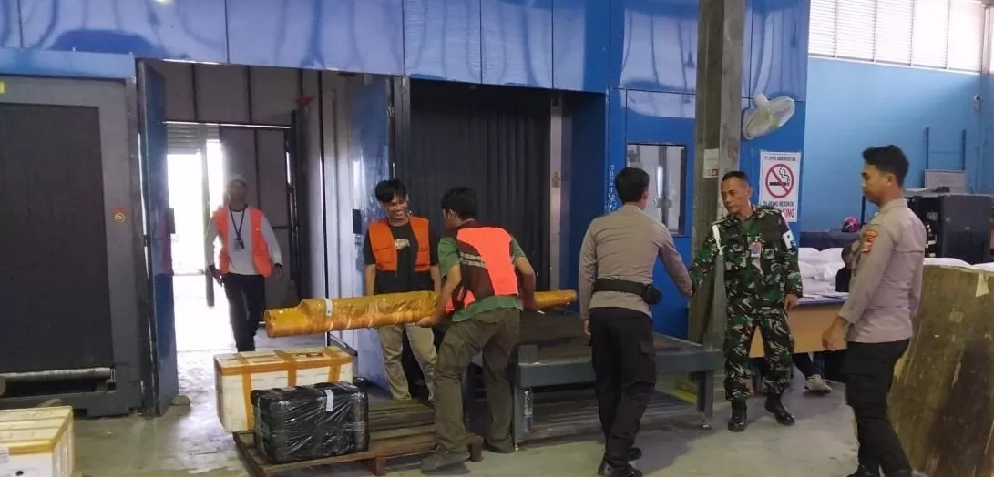 Polisi saat sedang melakukan razia terhadap barang bawaan penumpang. (Polsek Kawasan Bandara Mozes Kilangin Timika).(Ceposonline.com/Wahyu)