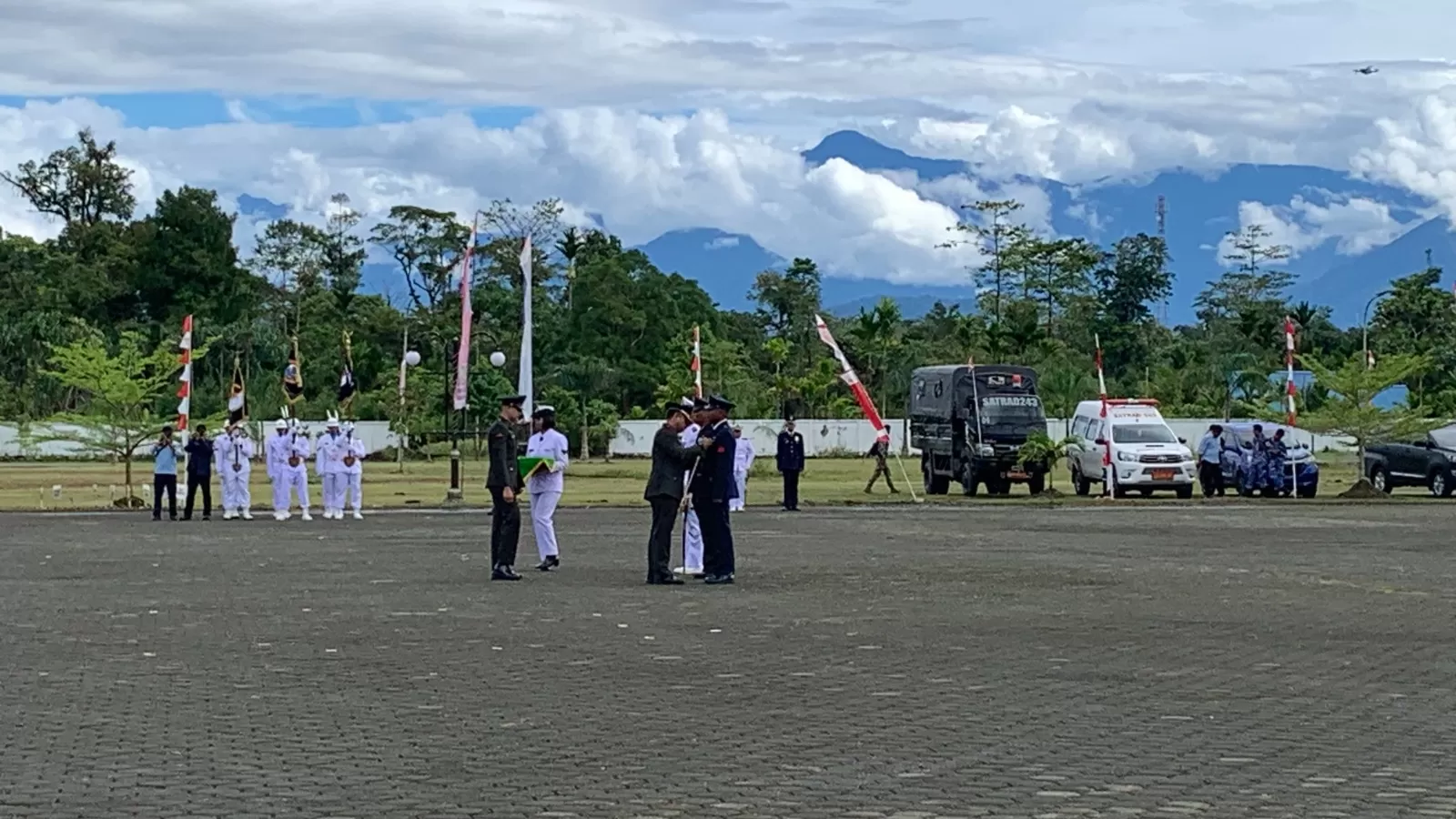 Danyonif 754/ENK Mayor Inf Indra Lutfhi Wibisono anugerahkan Satya Lencana Kesetiaan kepada tiga prajurit TNI pada upacara HUT ke-80 di Mimika Minggu(5/10/2025).(Cenderawasih Pos/Moh. Wahyu Welerubun)