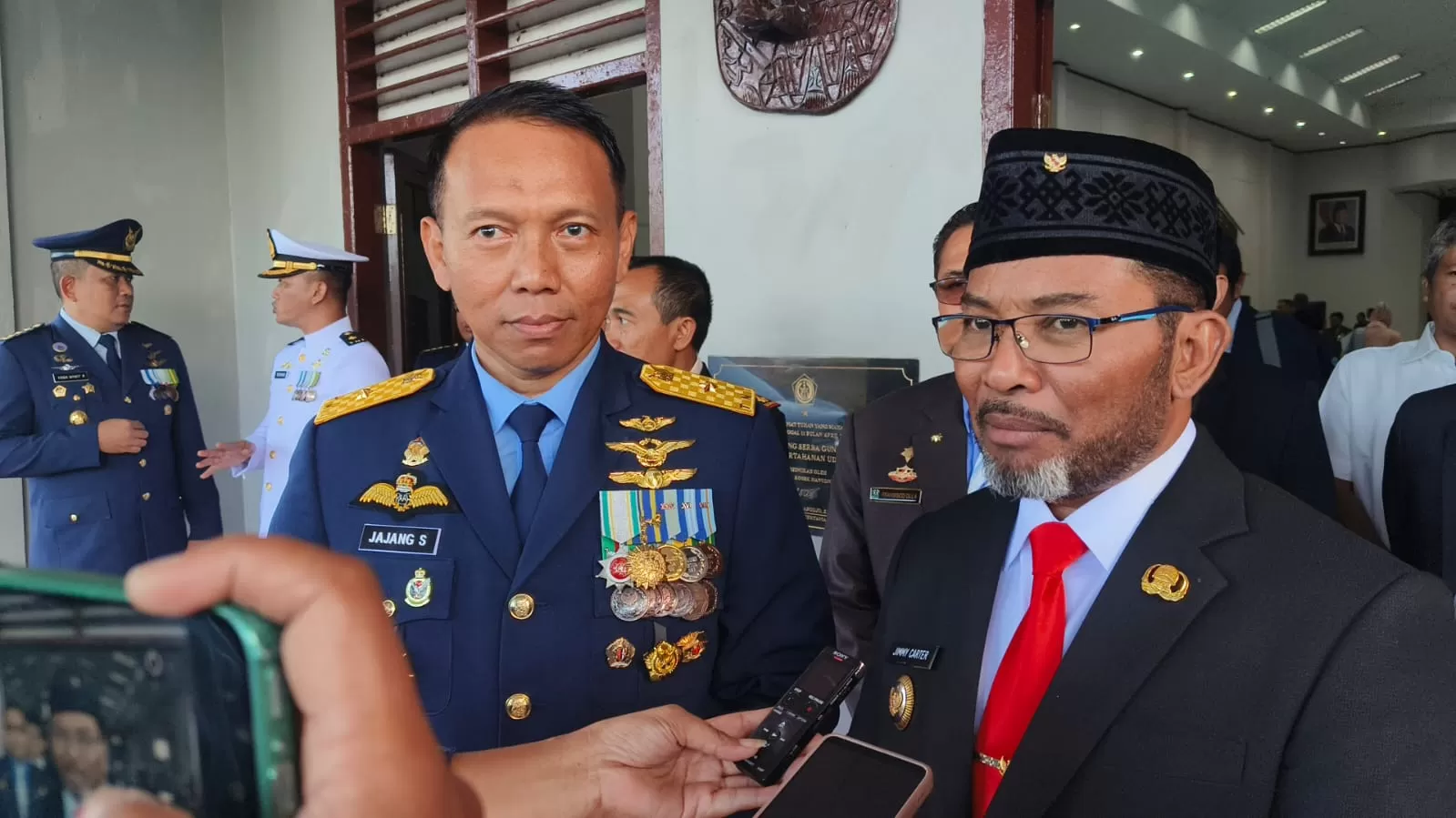 Irkoopsud III Marsma TNI Jajang Setiawan S.M, M.Han bersama Wakil Bupati Biak Numfor Jimmy Carter Rumbarar Kapisa, Minggu, 5 Oktober 2025. (CENDERAWASIH POS/ISMAIL)