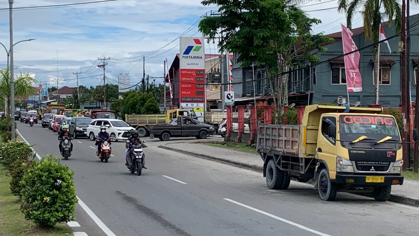 Antrean panjang terjadi di depan salah satu SPBU di dalam Kota Timika. (Cenderawasih Pos/Moh. Wahyu Welerubun).