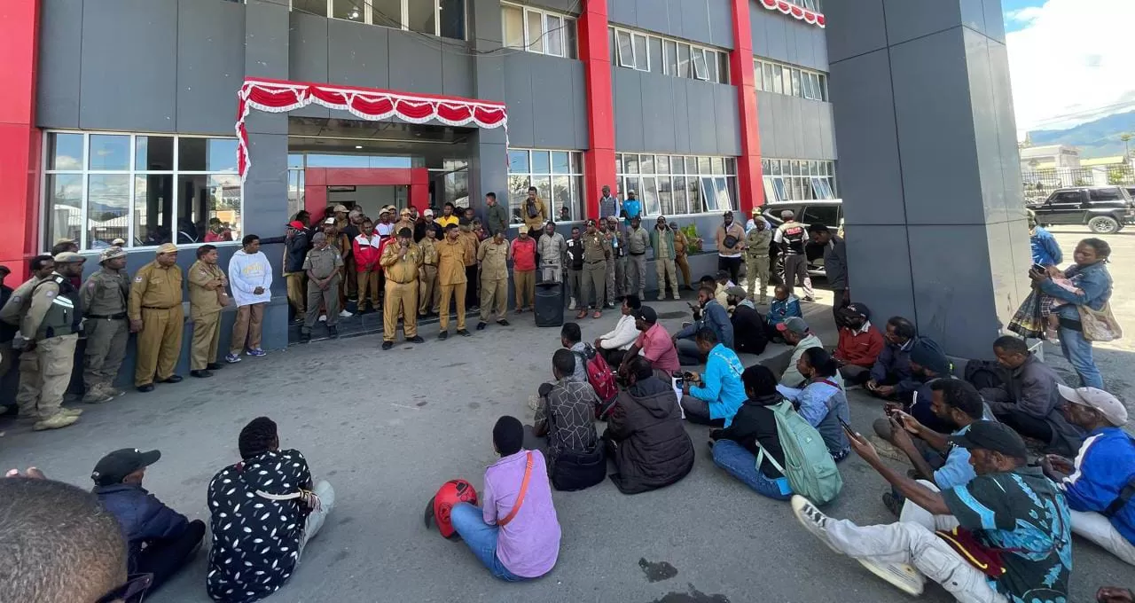 Aksi demo dari perwakilan 320 guru kontrak Provinsi Papua Pegunugan yang meminta kontrak mereka diperpanjang di halaman kantor Gubernur Papua Pegunugan Selasa (6/10/2025)