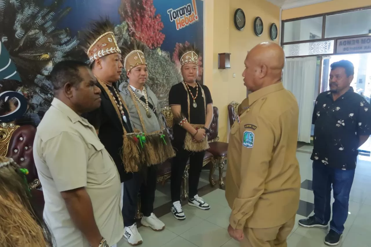 Bupati Biak Numfor Markus Mansnembra saat pertemuan bersama Investor asal Tiongkok, di Bandara Frans Kaisiepo Biak, Selasa, 7 Oktober 2025. (CENDERAWASIH POS/ISMAIL)