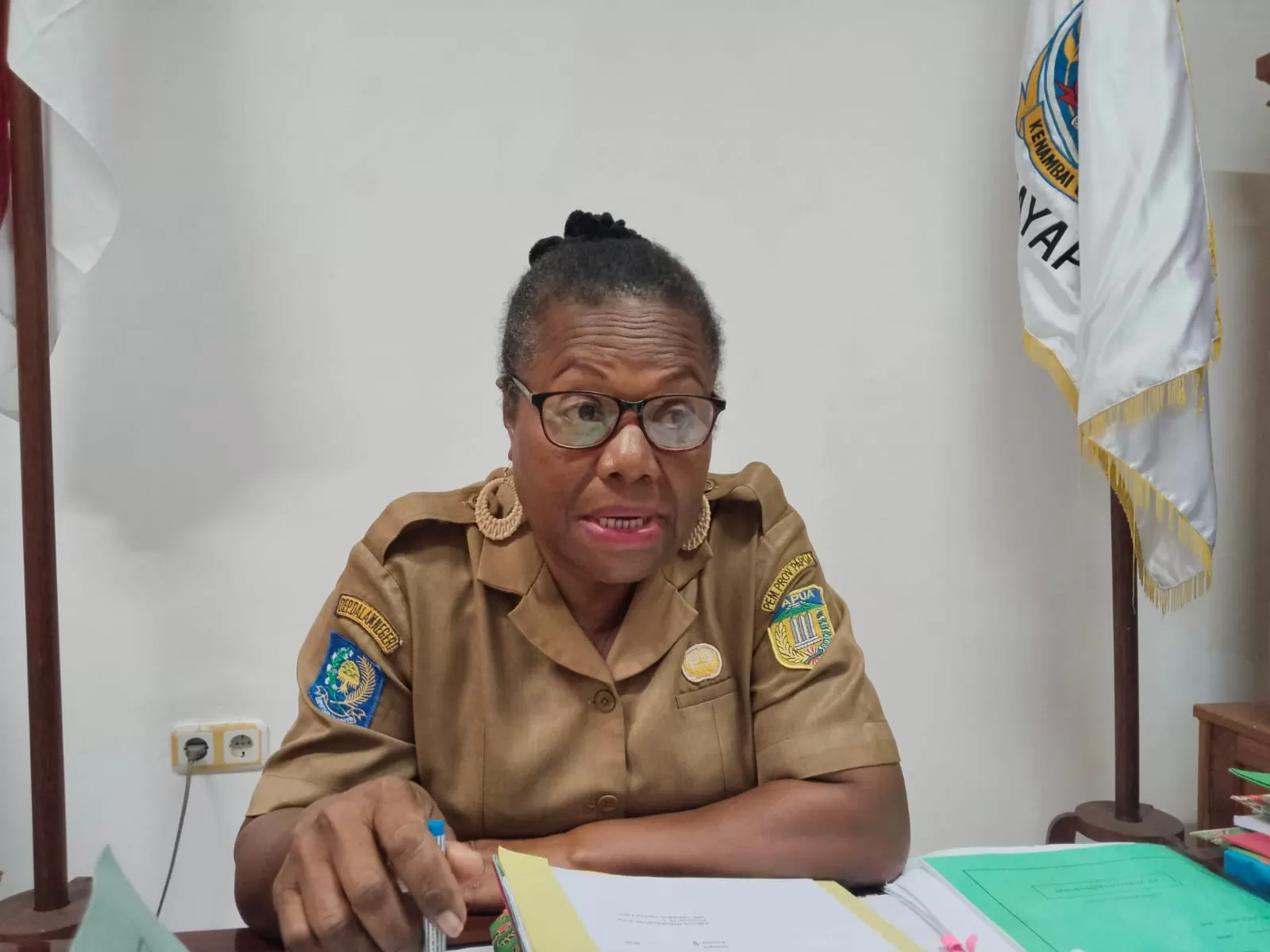 Kepala Dinas Pendidikan Kabupaten Jayapura, Amelia Ondikeleuw, saat menjelaskan pelayanan MBG bagi sekolah-sekolah di Kabupaten Jayapura, Selasa (7/10). (CEPOSONLINE.COM/YOHANA)