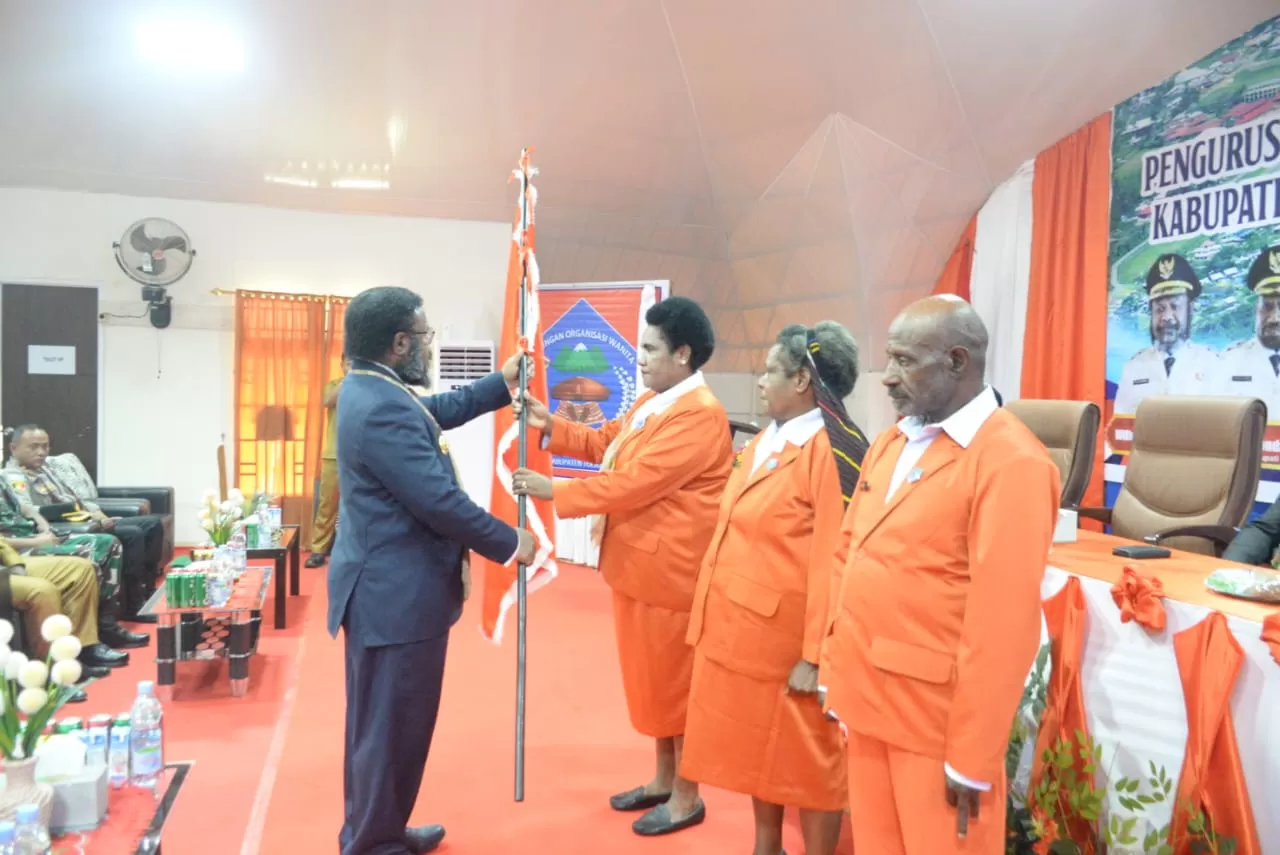 Bupati Tolikara, Willem Wandik, S.Sos, secara resmi melantik Pengurus Gabungan Organisasi Wanita (GOW) Kabupaten Tolikara, Senin (6/10/2025).  