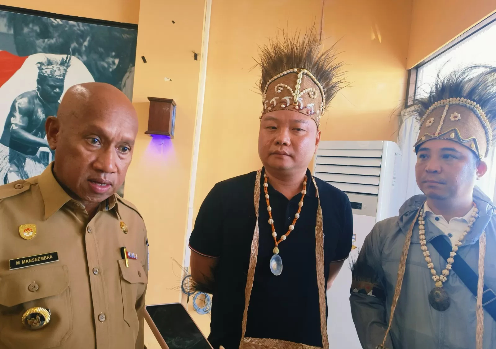 Presiden Direksi PT Hai Ding Fa Perusahaan asal Tiongkok saat disambut di Bandara Biak, oleh Masyarakat dan Pemerintah Daerah, Selasa 7 Oktober 2025. (Cenderawasih Pos/Ismail)