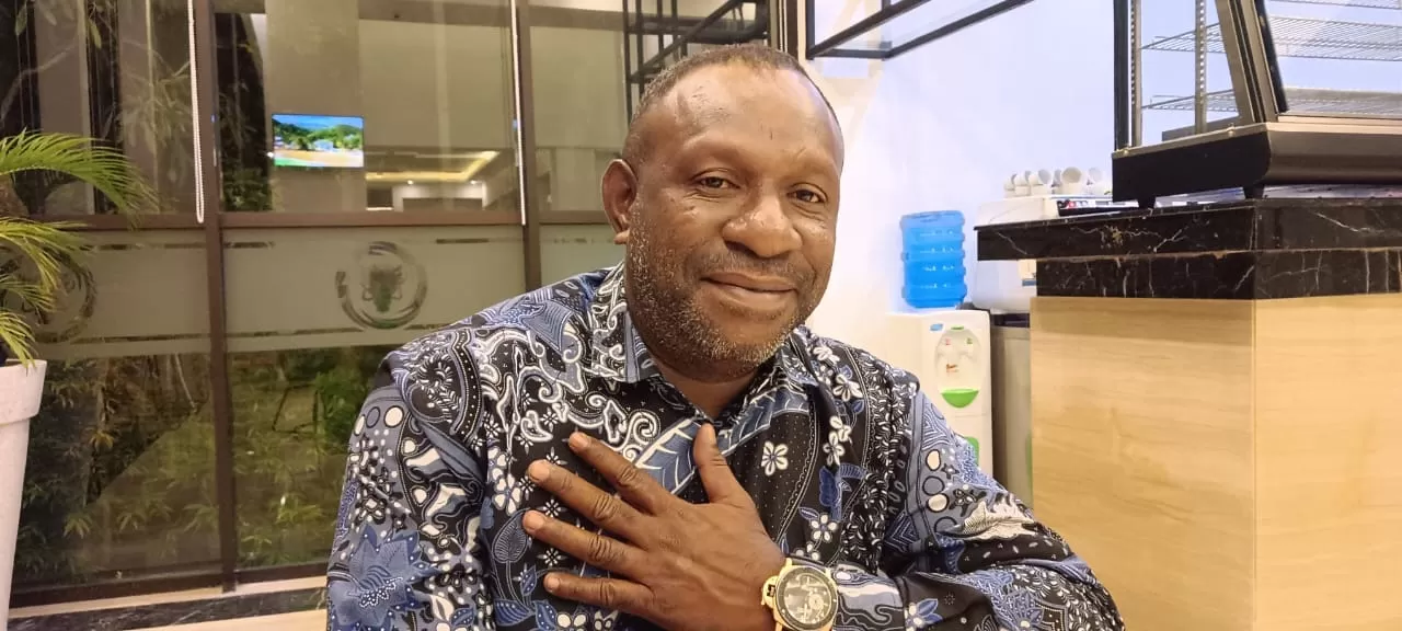 Plt Kadis PUPR Kabupaten Sarmi dalam memberikan keterangan terkait pekerjaan pemeliharaan jalan,Rabu(8/9/2025) (CEPOSONLINE.COM/VICKY AMBANI)