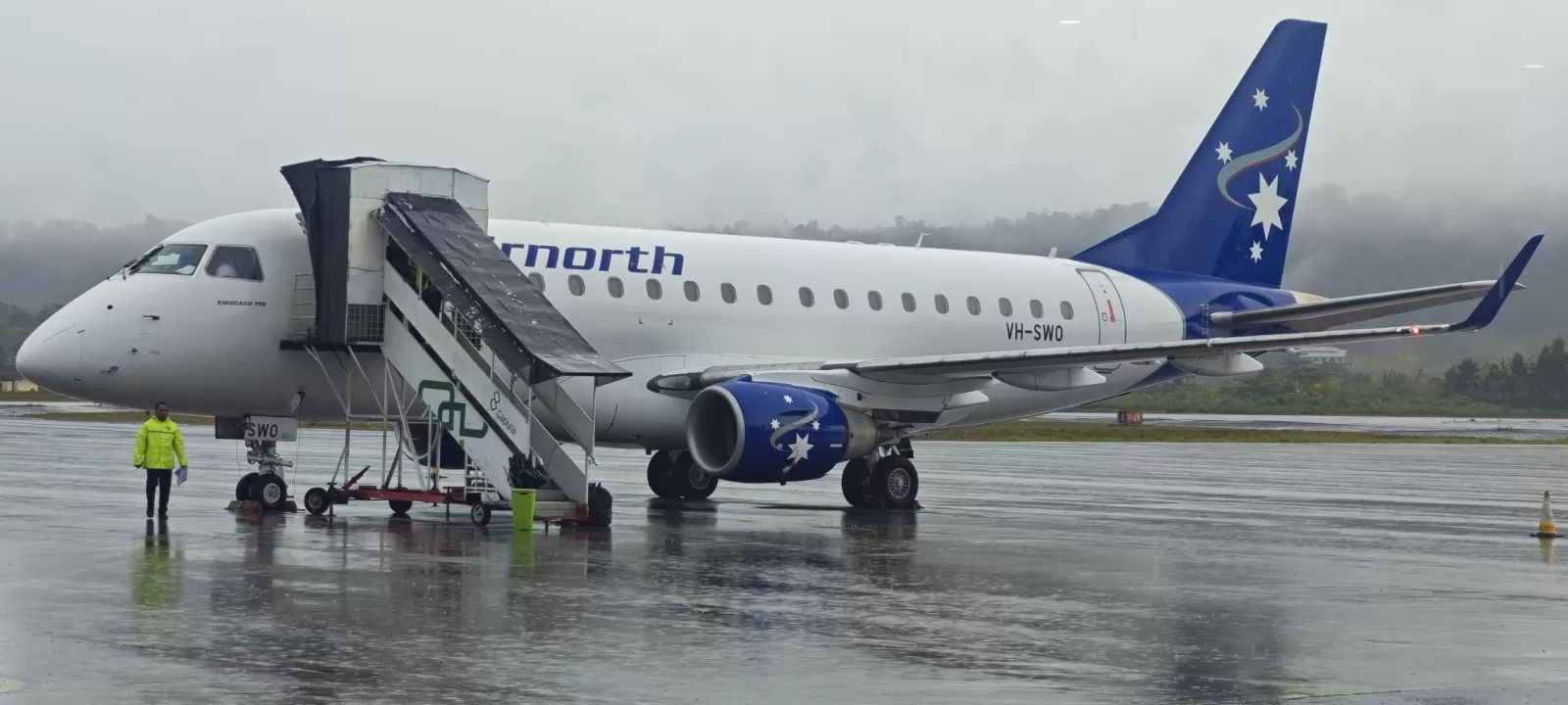 Pesawat Airnorth saat mendarat dan tiba di Bandara Internasional Frans Kaisiepo Biak, Rabu (8/10). (CENDERAWASIH POS/ISMAIL)