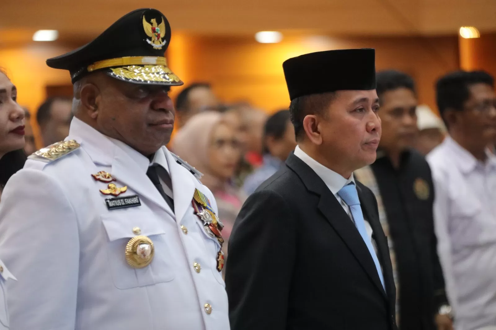 Serah terima jabatan Gubernur Papua dari Agus Fatoni (kanan) kepada Matius Fakhiri (kiri) di Aula SBP Gedung C Kantor Kementerian Dalam Negeri (Kemendagri), Jakarta, pada Rabu 8 Oktober 2025. (BPMI)