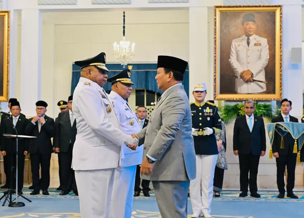 Presiden Prabowo Subianto melantik Matius Fakhiri sebagai Gubernur Papua dan Aryoko Rumaropen sebagai Wakil Gubernur Papua di Istana Kepresidenan Jakarta pada Rabu, 8 Oktober 2025. (BPMI Setpres)