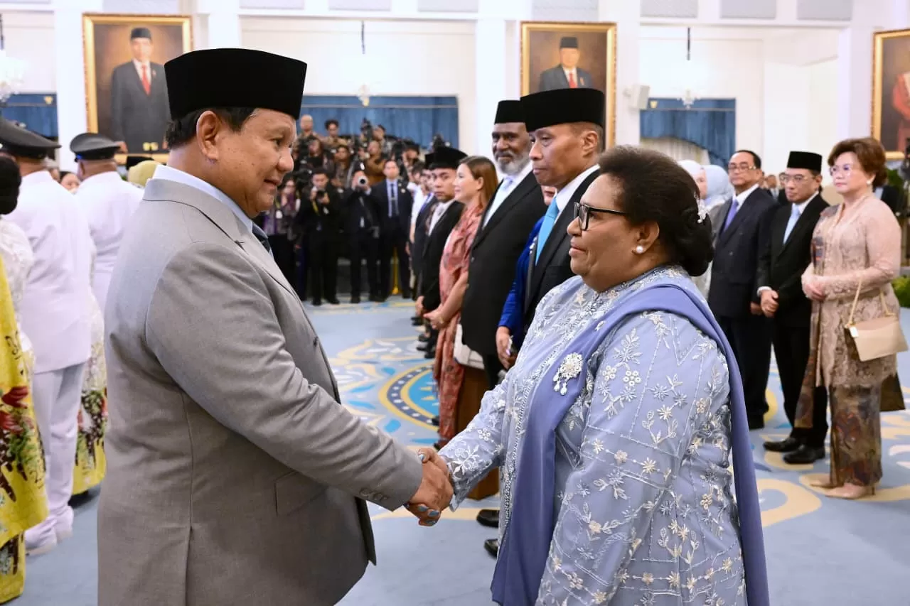 Presiden Prabowo Subianto berjabat tangan dengan Wakil Menteri Dalam Negeri, Ribka Haluk, yang dilantik sebagai Anggota Komite Eksekutif Percepatan Pembangunan Otonomi Khusus Papua di Jakarta.