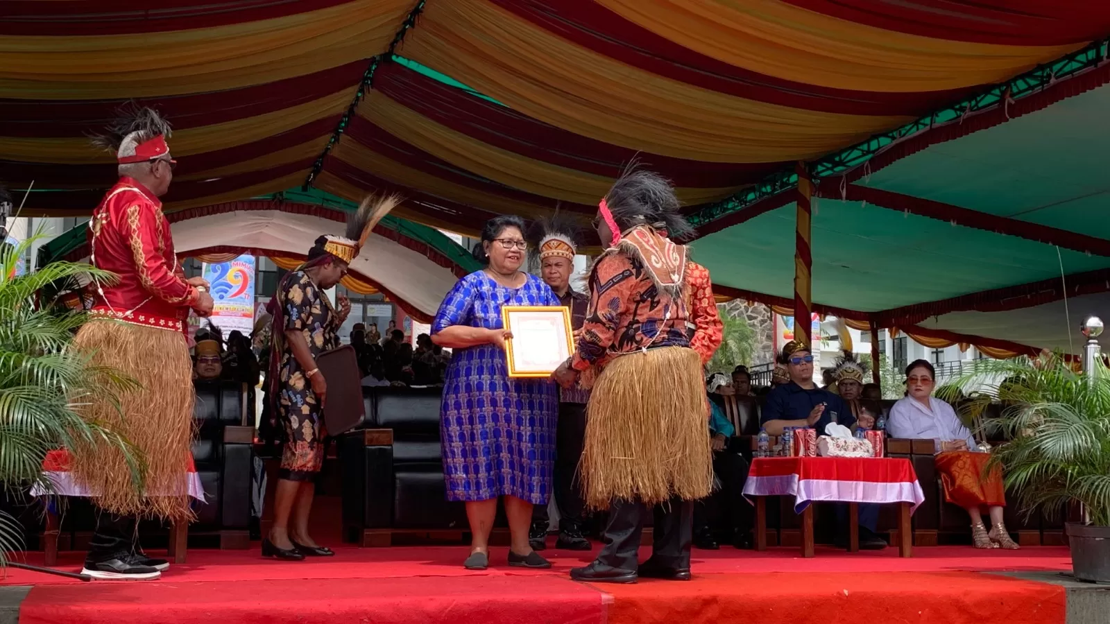 Penyerahan penghargaan kepada para pendiri Kabupaten Mimika secara simbolis. (Cenderawasih Pos/Moh. Wahyu Welerubun).