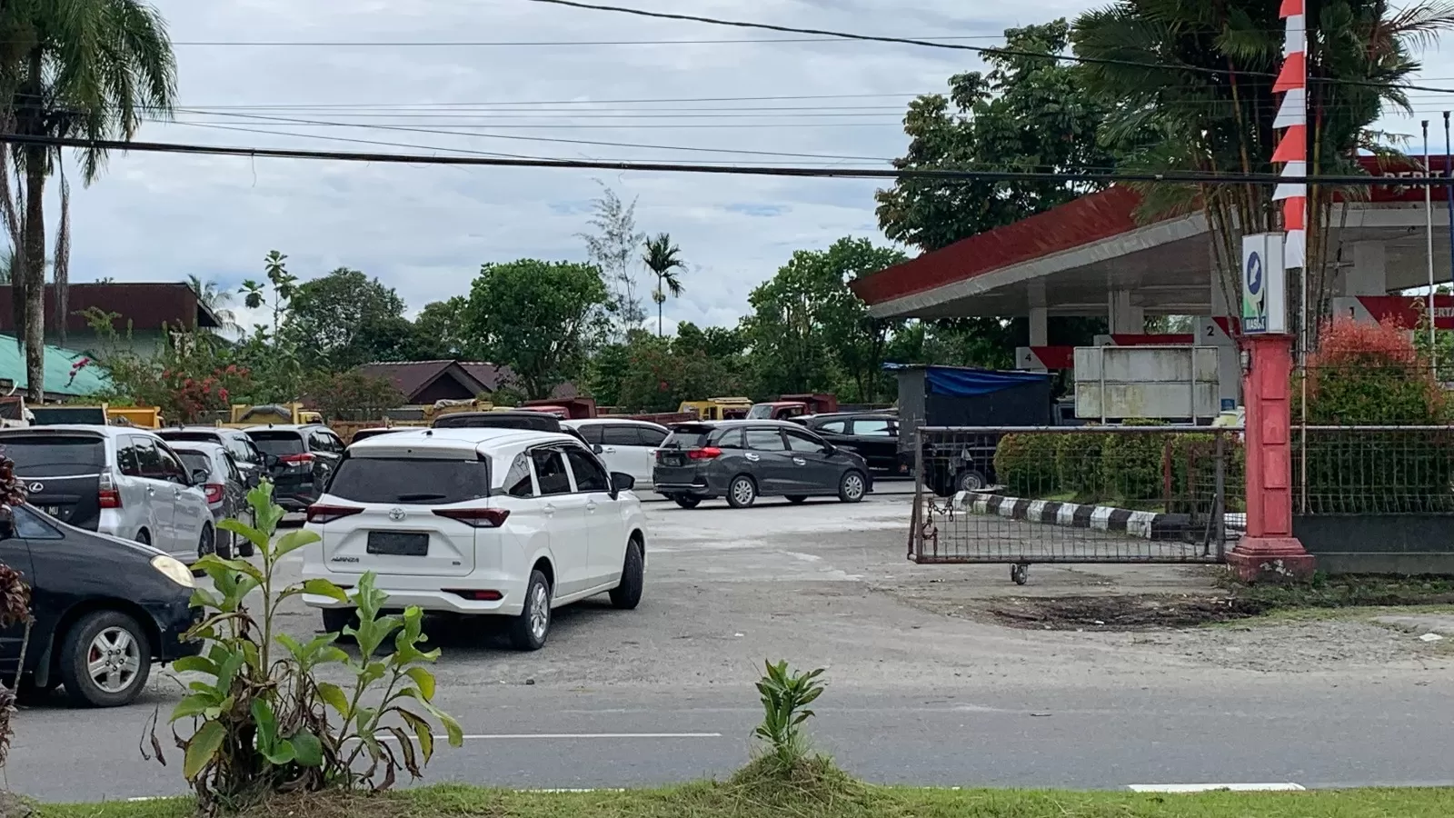 Suasana di SPBU Jalan Cenderawasih SP2. (Foto: Cenderawasih Pos/Moh. Wahyu Welerubun).