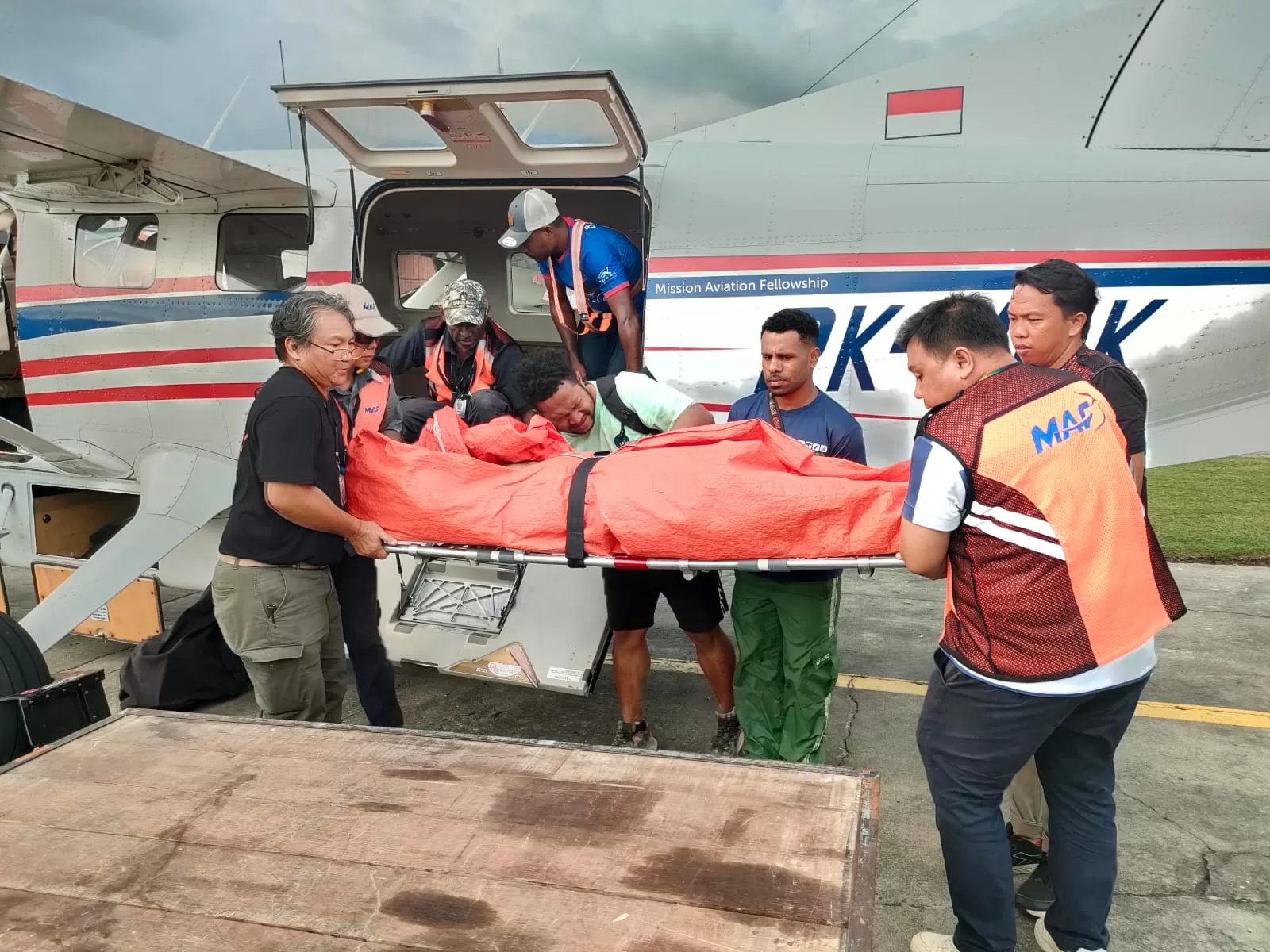 Jazad Melani Wamea (31), saat diterbangkan ke RS. Bhayangkara Jayapura, Jumat (10/10/2025). (CEPOSONLINE.COM/Humas Polda)