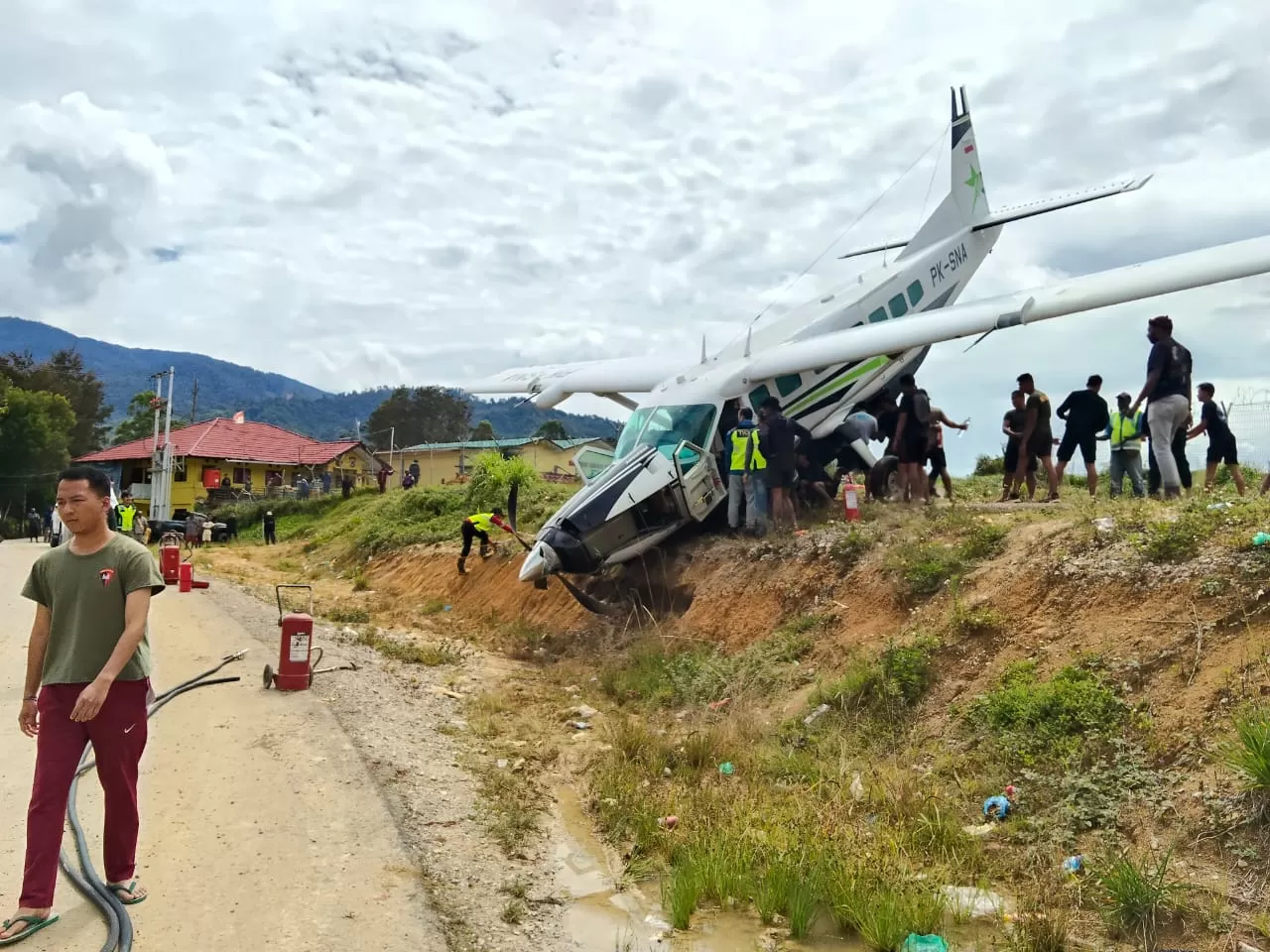 Pesawat Smart Air tergelincir di Bandara Tiom, Lany Jaya, Sabtu (11/10/2025) (CEPOSONLINE.COM/HUMAS POLDA)