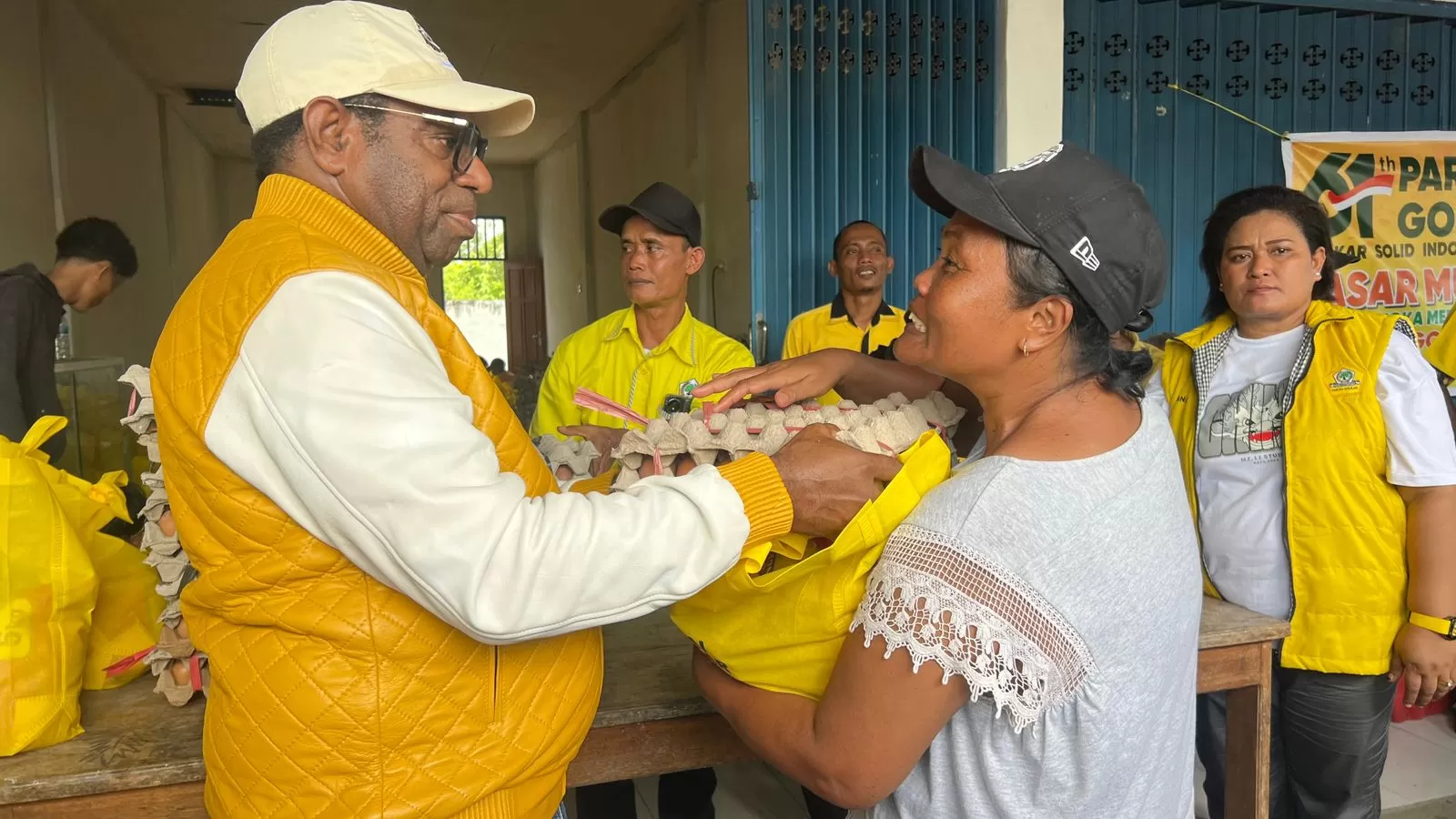 Ketua DPD Golkar Keerom, Piter Gusbager saat menyerahkan paket sembako kepada masyarakat di Kampung Yamua, Distrik Arso Barat, Sabtu (11/10/2025). (CEPOSONLINE.COM/ERIANTO).