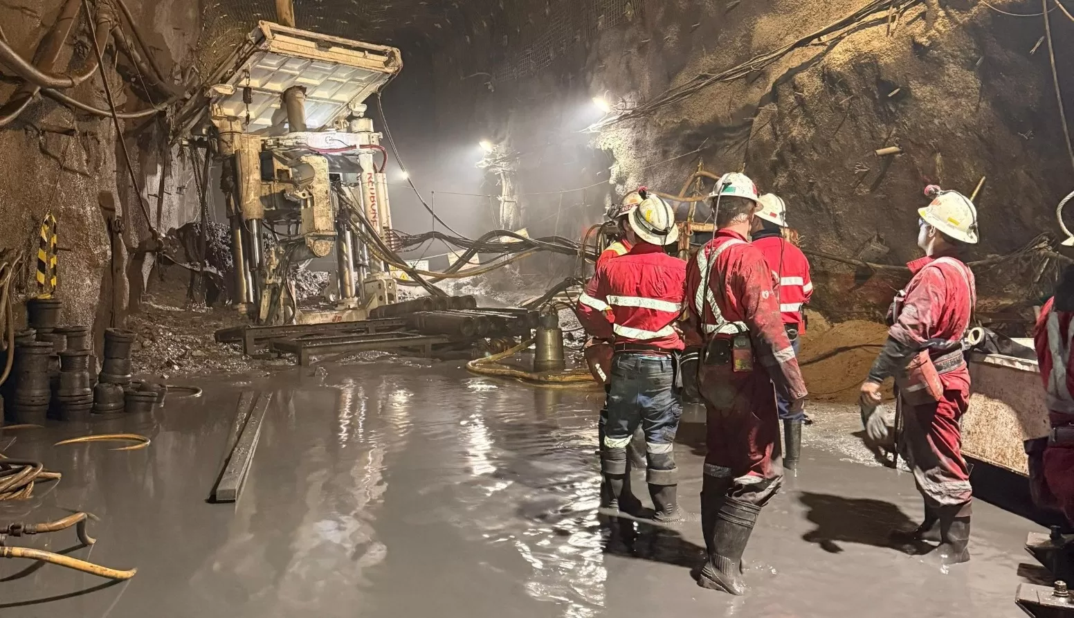 Tim penyelamat PTFI sedang berada di area terowongan bawah tanah GBC saat melakukan pencarian terhadap tujuh korban insiden Wet Muck beberapa waktu lalu. (Dokumen PTFI).